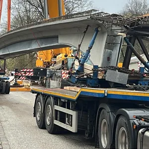 Einer der Träger der neuen Brücke in Reinbek ist beim Transport auf dem Lkw verrutscht.