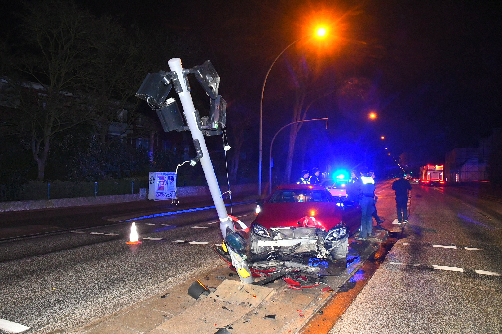 Der Mercedes und die Ampel wurden durch den Crash stark beschädigt.