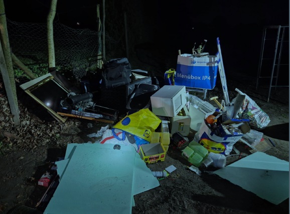 Männer entsorgen illegal Baumaterialen und E-Geräte