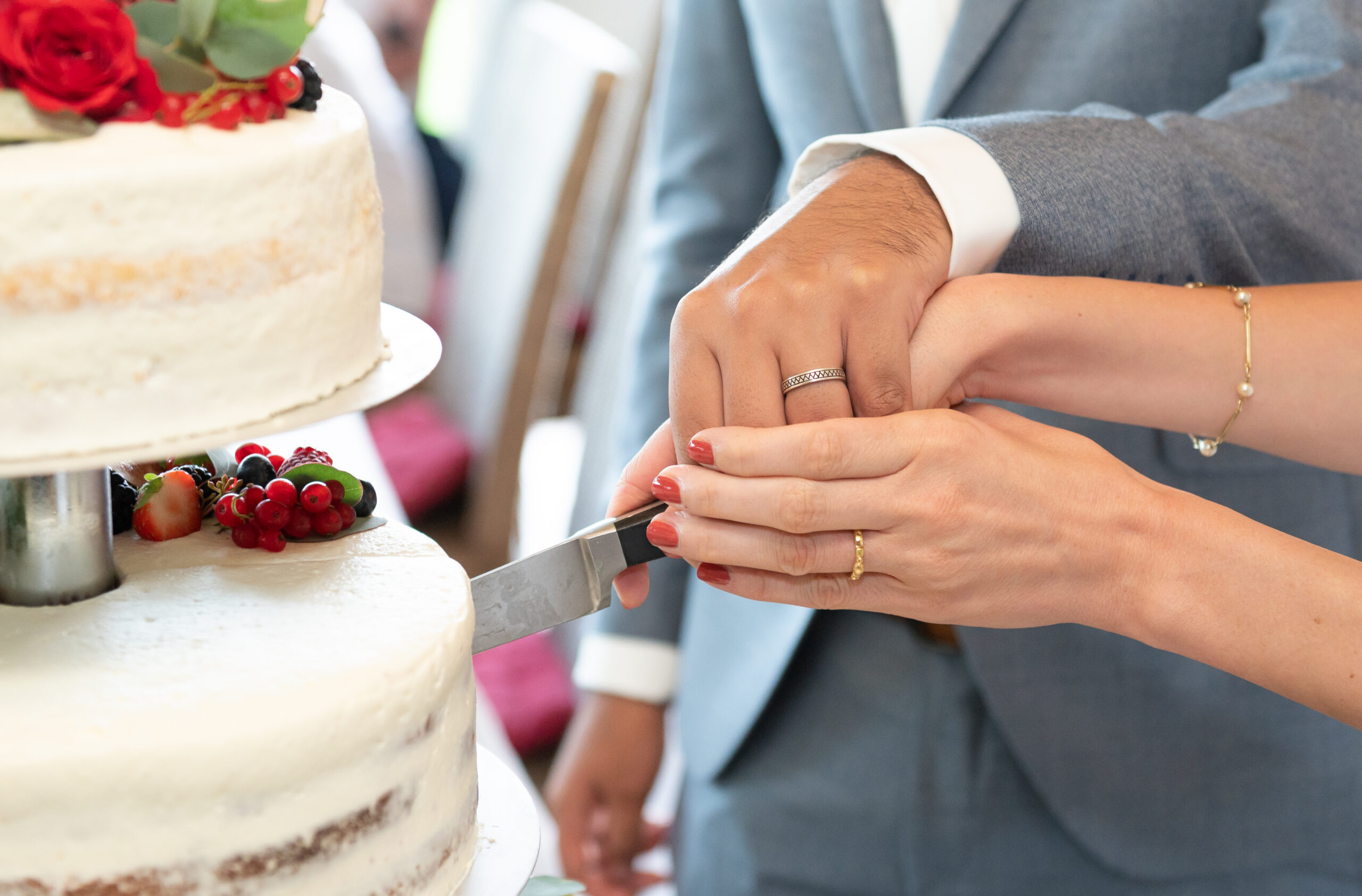Ein Paar bei der Hochzeit. (Symbolbild)