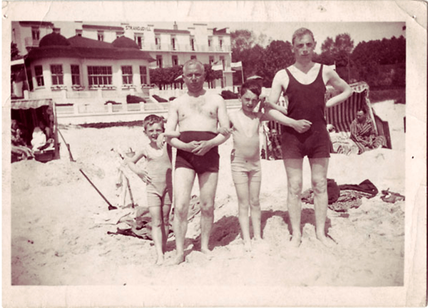 Fred Leser (l.) als Kind mit Vater, Bruder und einem Verwandten im Ostseebad Grömitz.