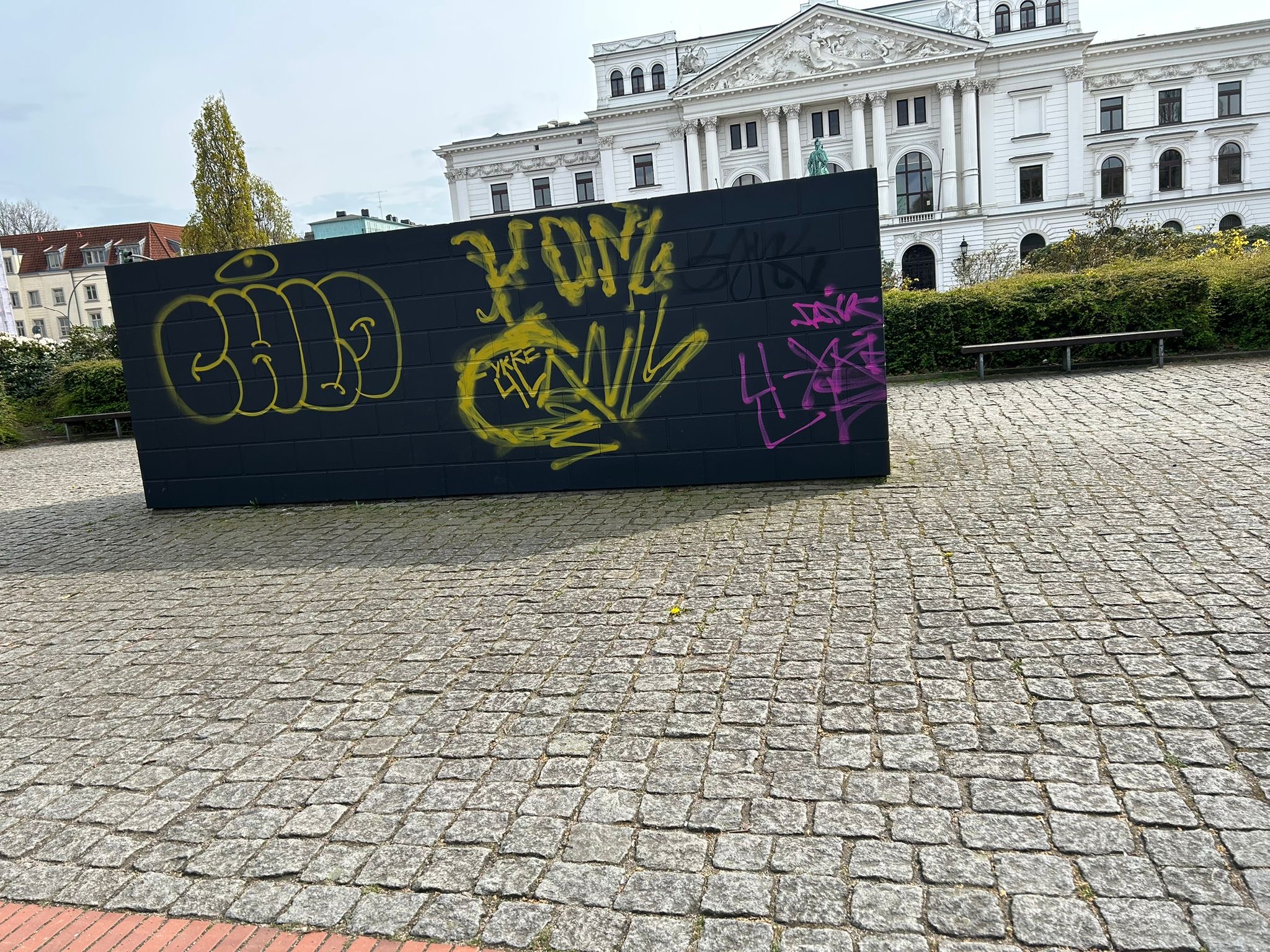 Das mit Graffiti beschmierte Denkmal vor dem Altonaer Rathaus