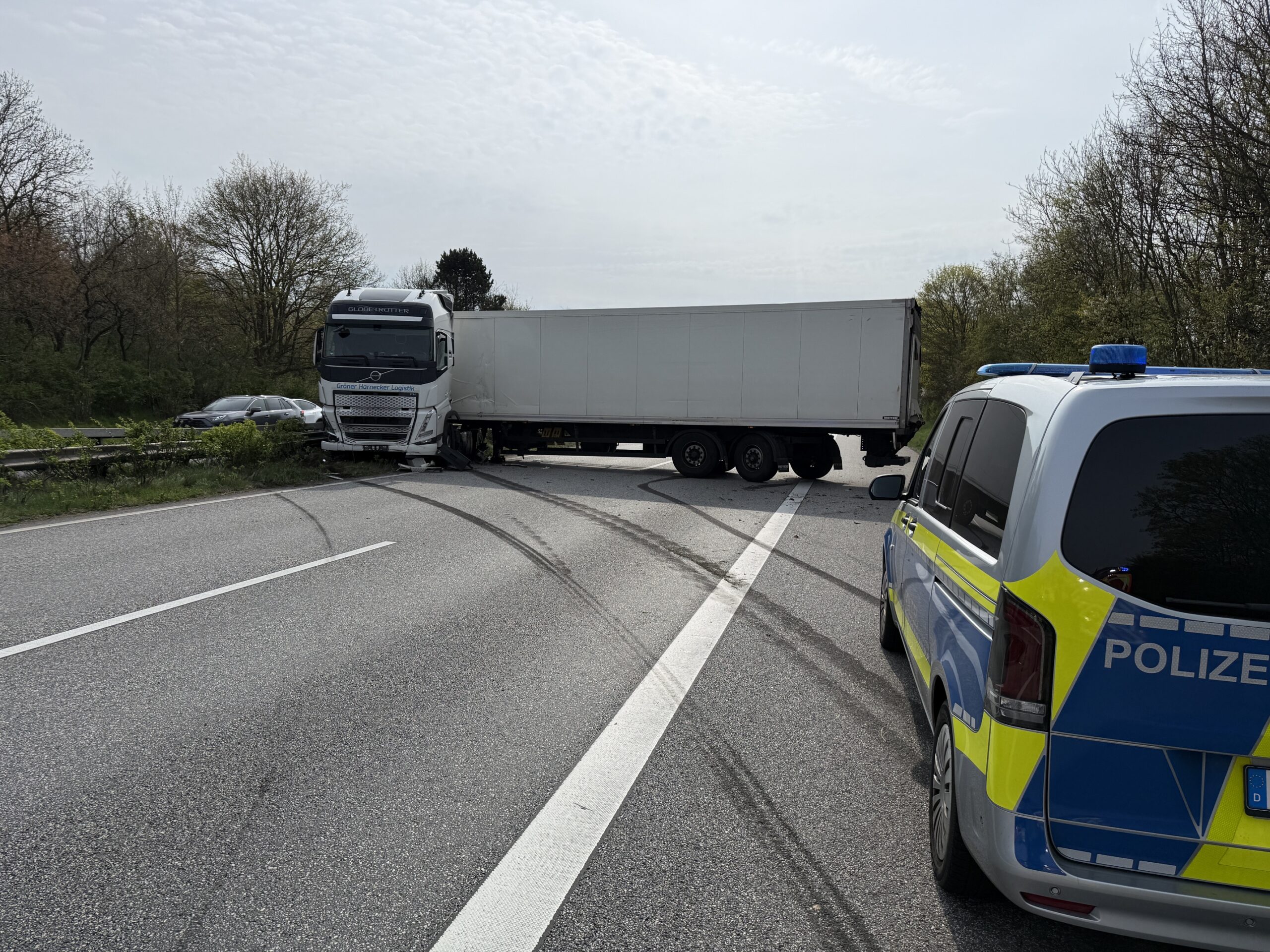 Der Lkw steht quer auf der Autobahn.