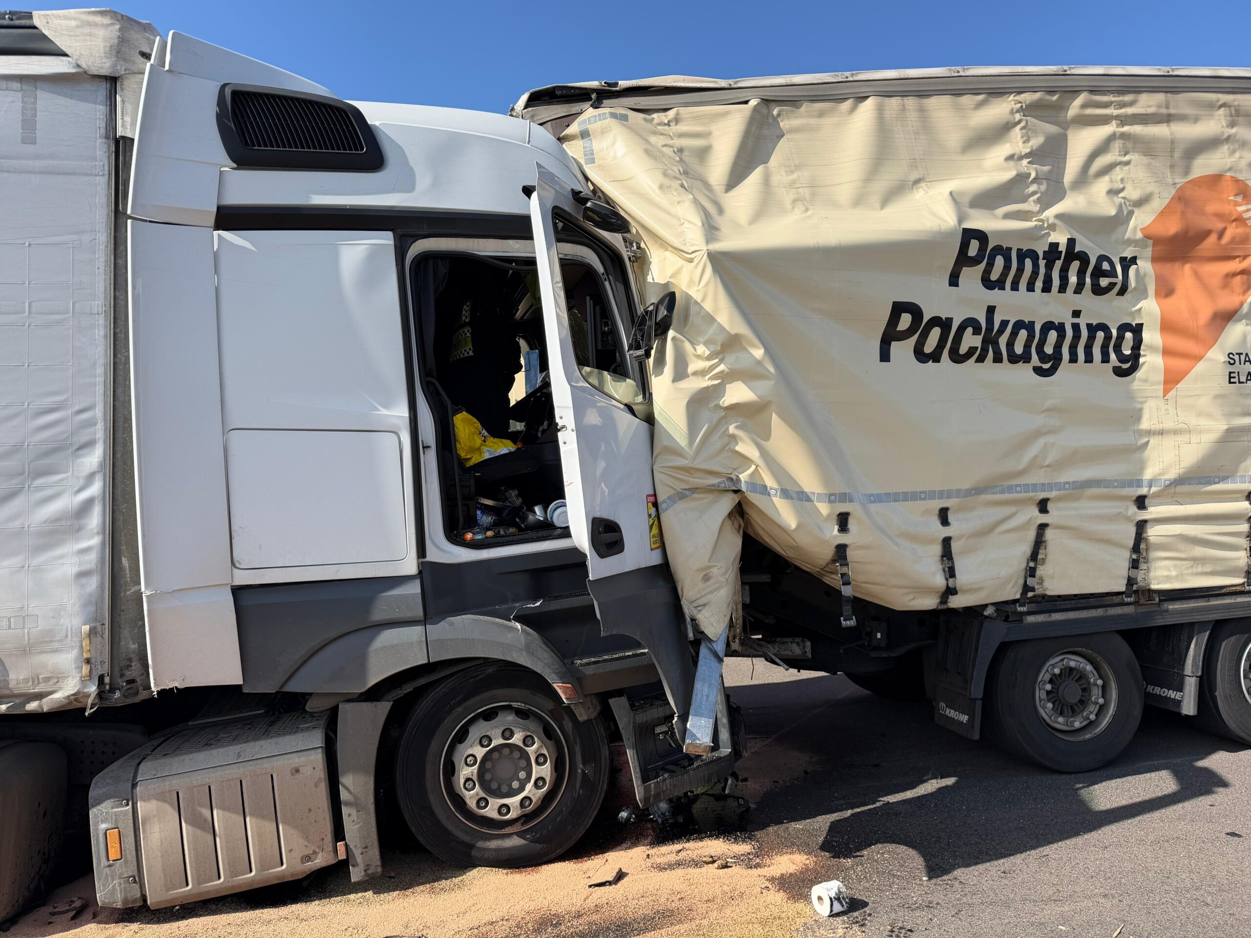 Ein Sattelzug war auf einen anderen aufgefahren, in der Folge musste die A7 gesperrt werden.