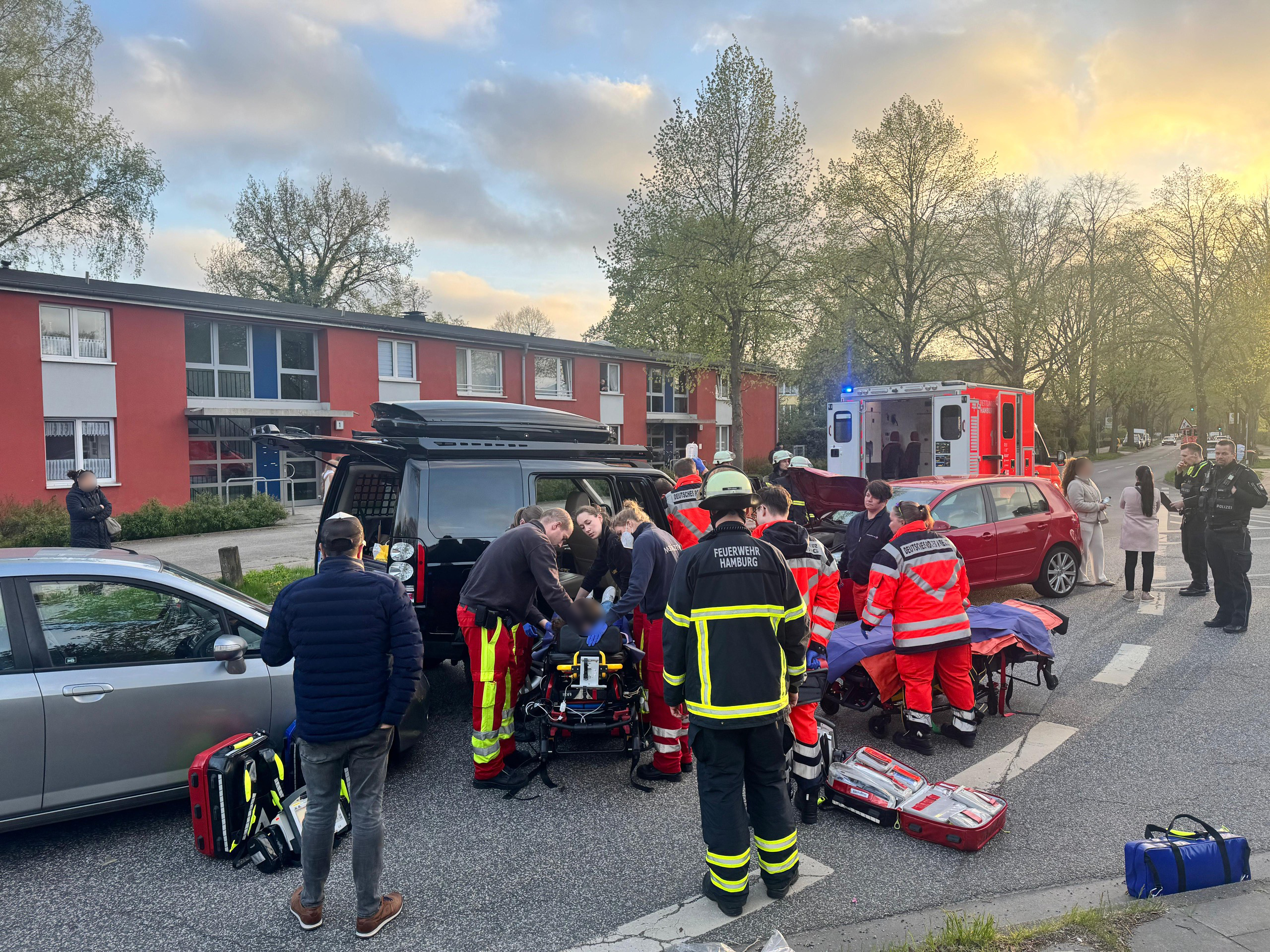 Der Rettungsdienst versorgt die Verletzten an der Kreuzung Franzosenkoppel/Oderstraße.