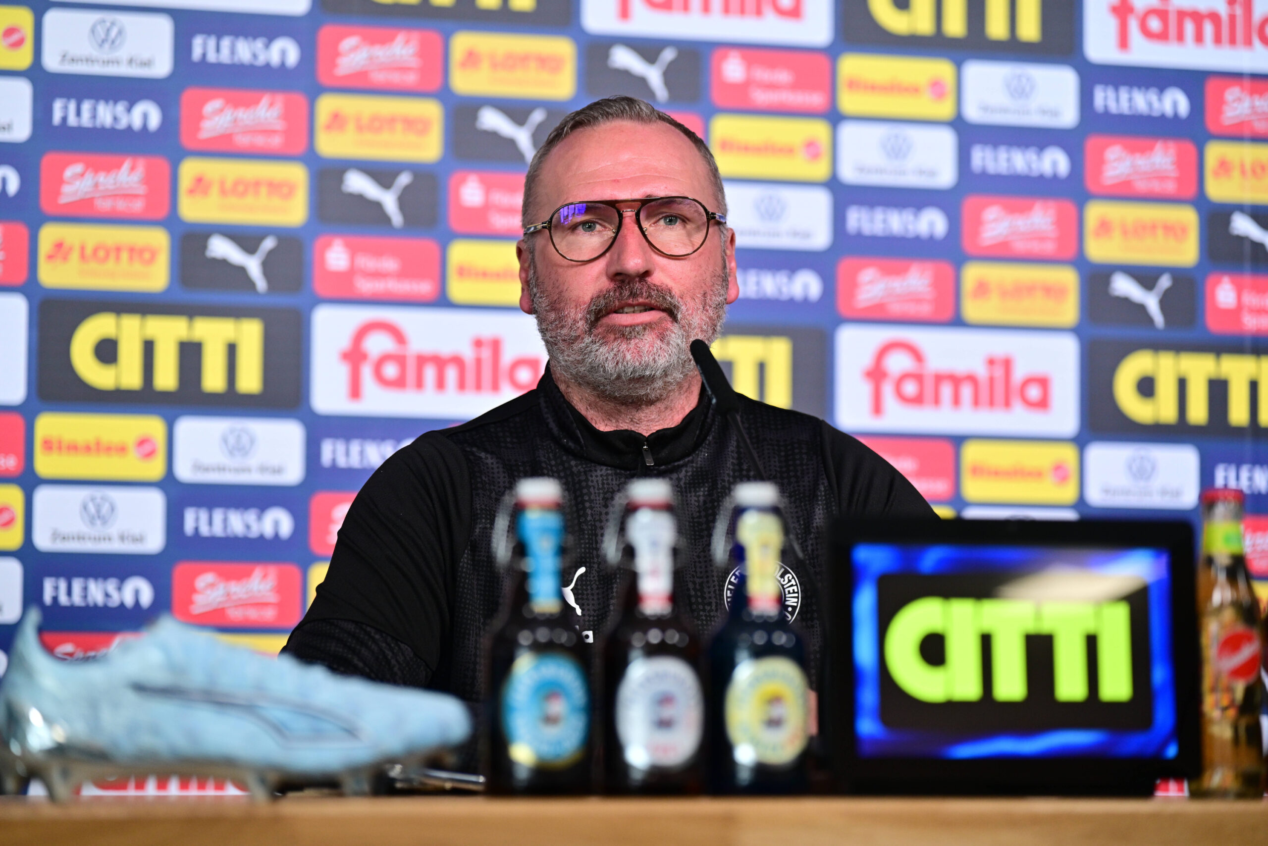 Tim Walter bei der Kieler Pressekonferenz
