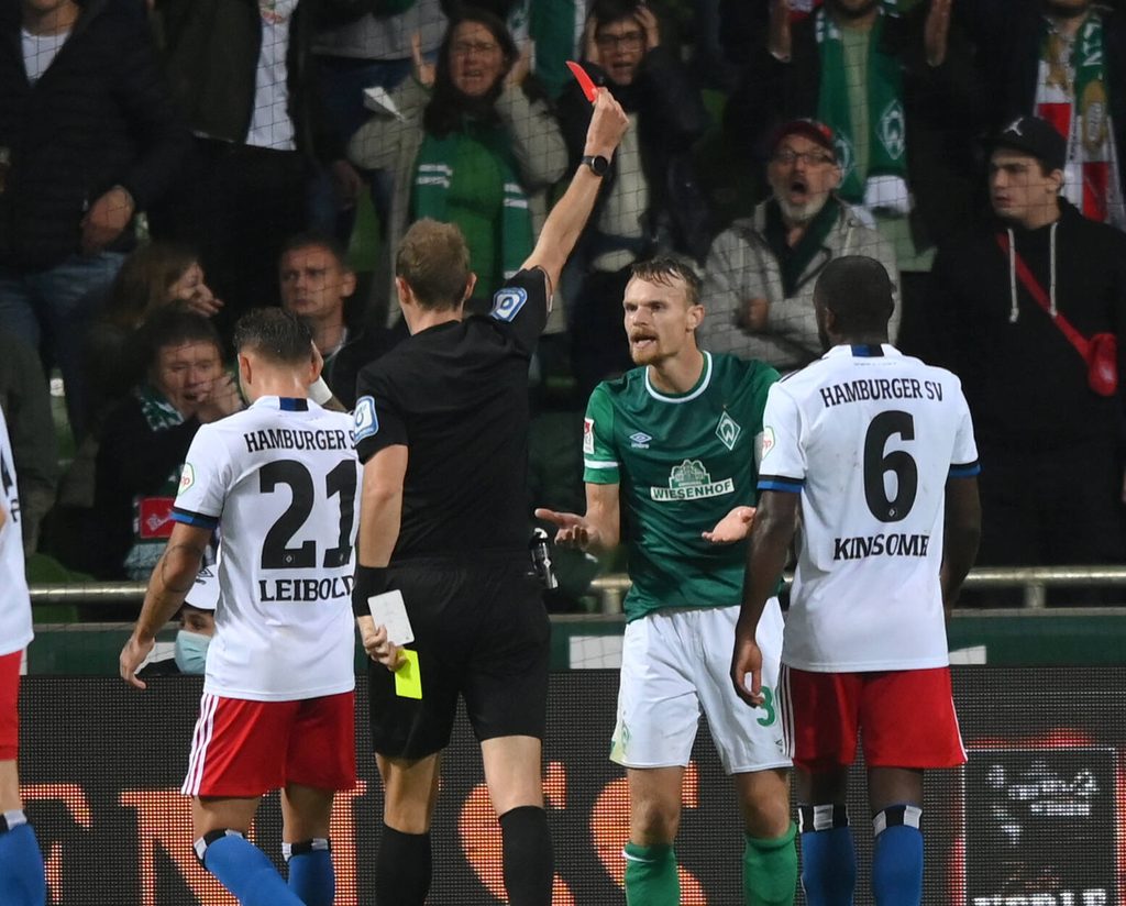 Christian Groß sieht im Derby gegen den HSV die Rote Karte