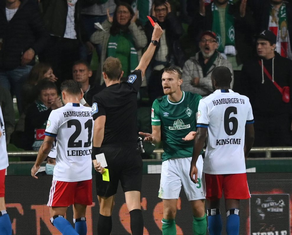 Christian Groß sieht im Derby gegen den HSV die Rote Karte