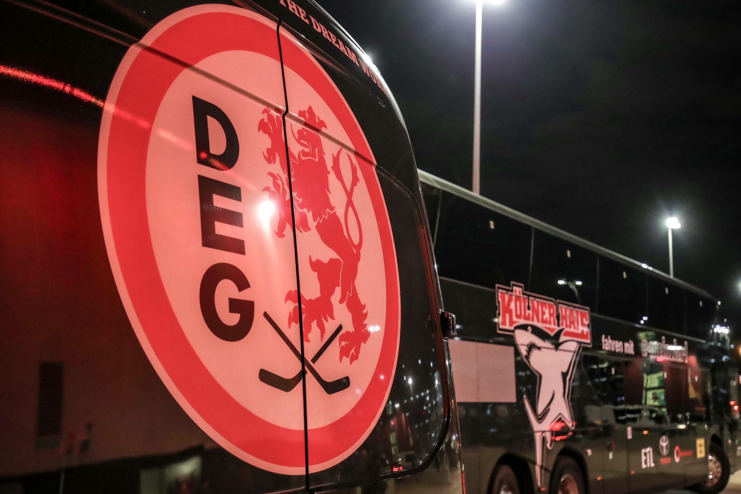 Mannschaftsbus der Kölner Haie