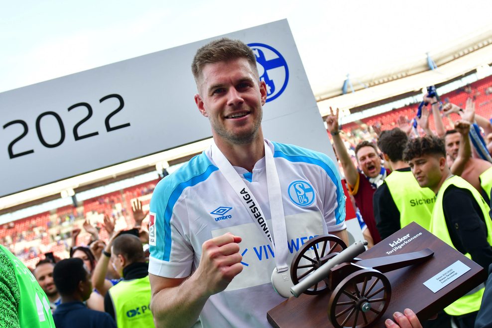 Simon Terrodde posiert mit der Torjägerkanone nach der Saison 21/22