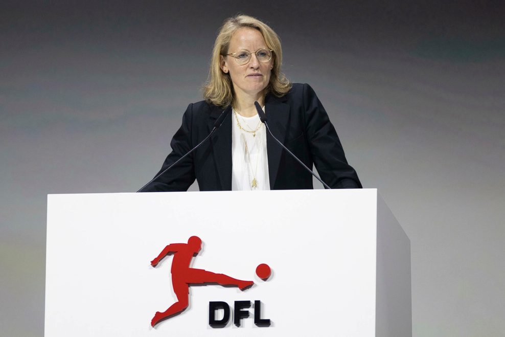 Donata Hopfen hinter einem DFL-Podium