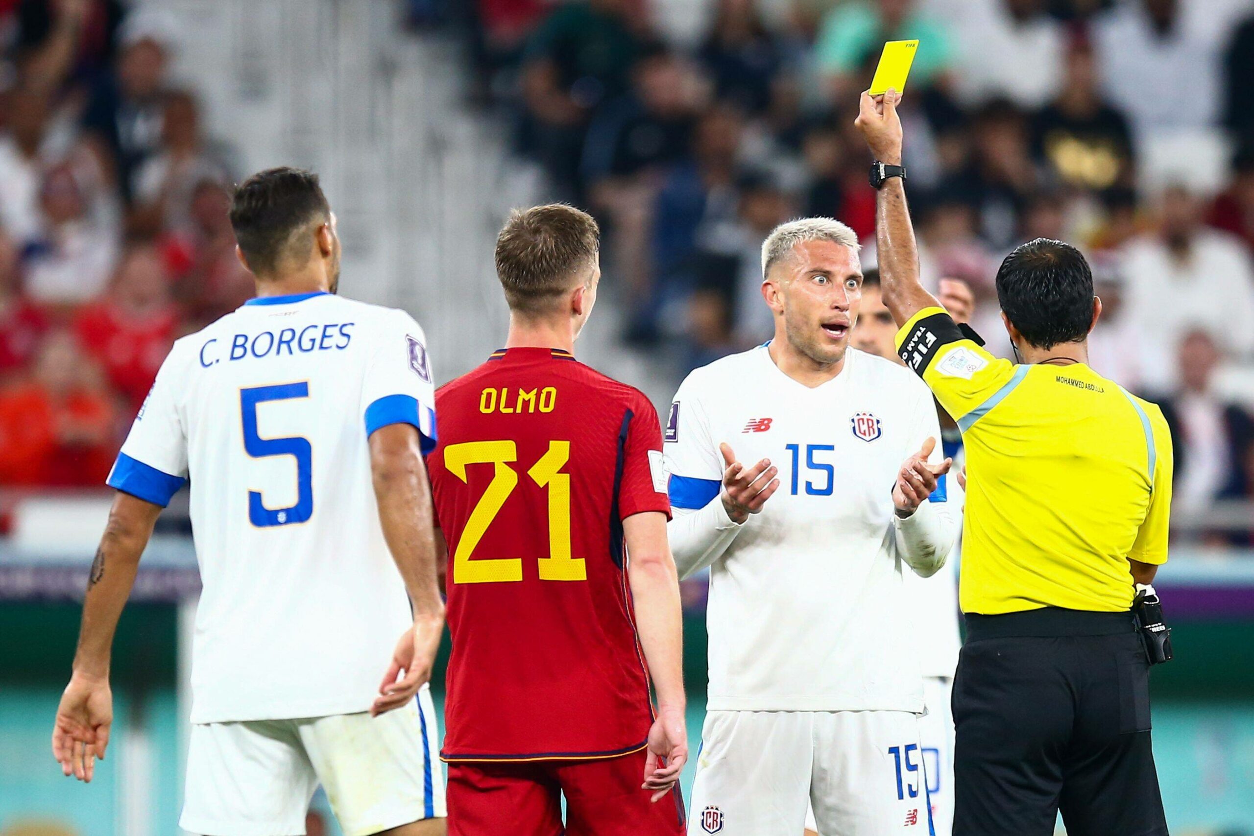 Der Schiedsrichter zeigt eine gelbe Karte im Spiel Costa Rica gegen Spanien