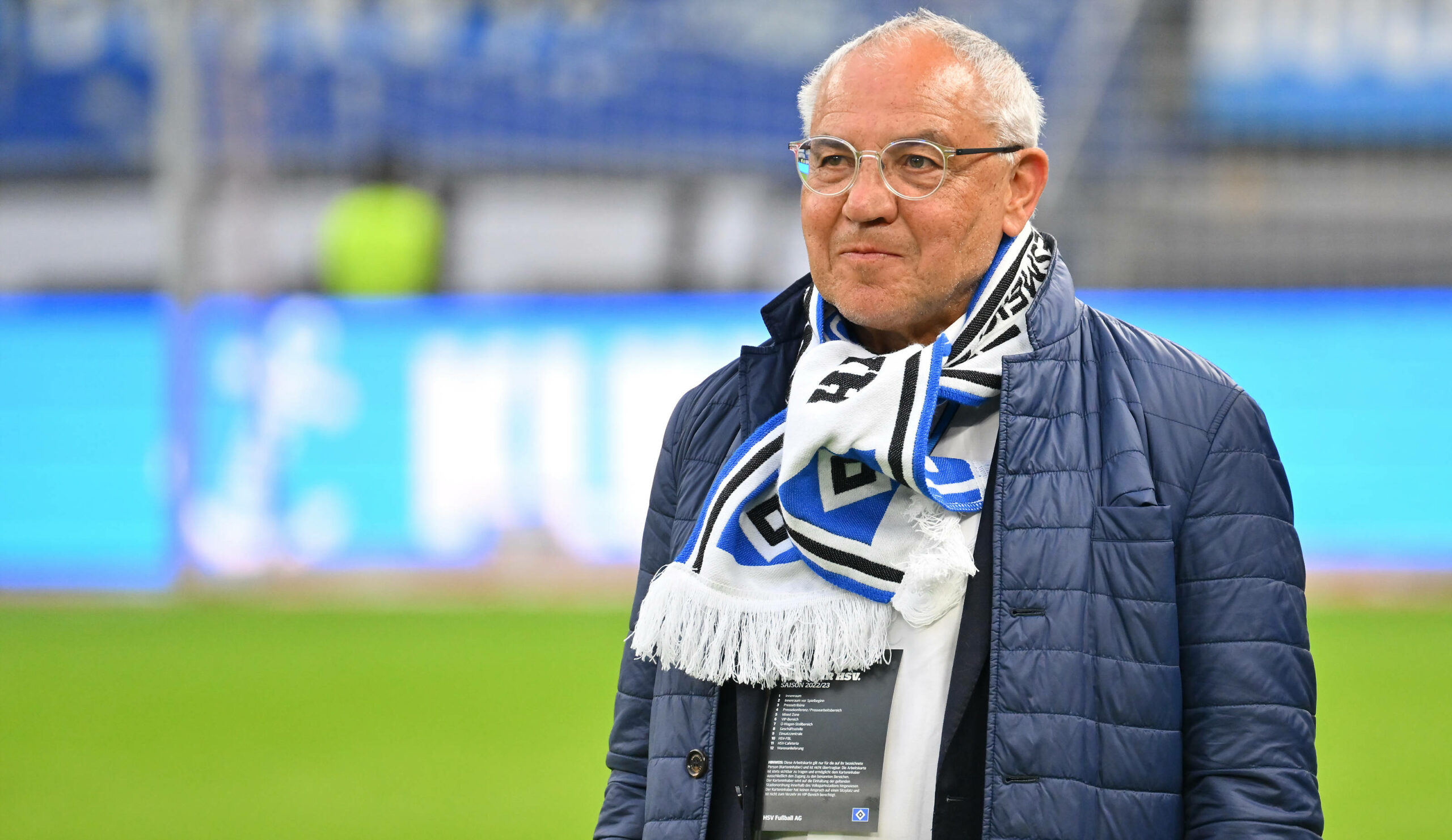 Felix Magath mit einem HSV-Schall