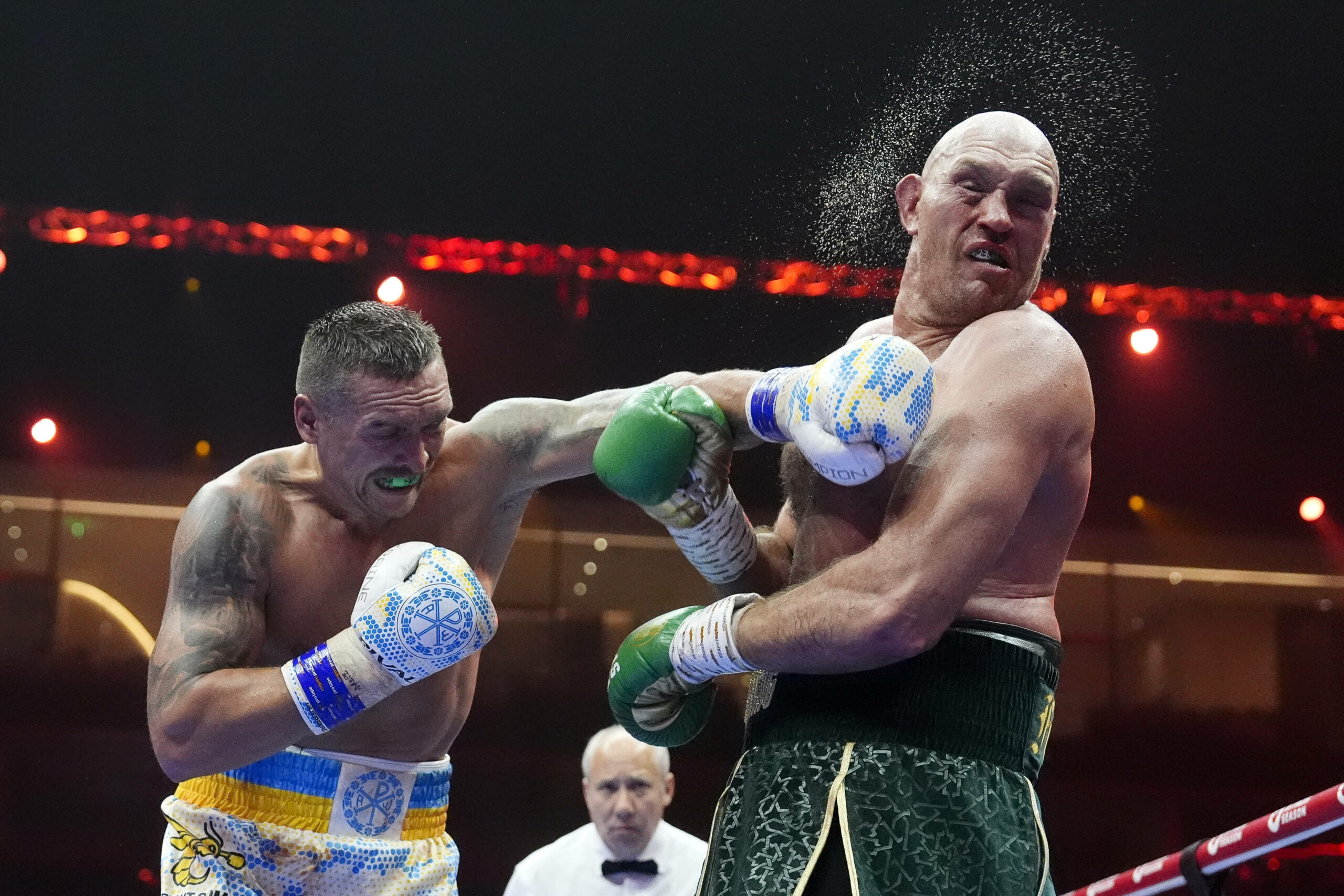 Tyson Fury kassiert einen harten linken Haken von Oleksandr Usyk