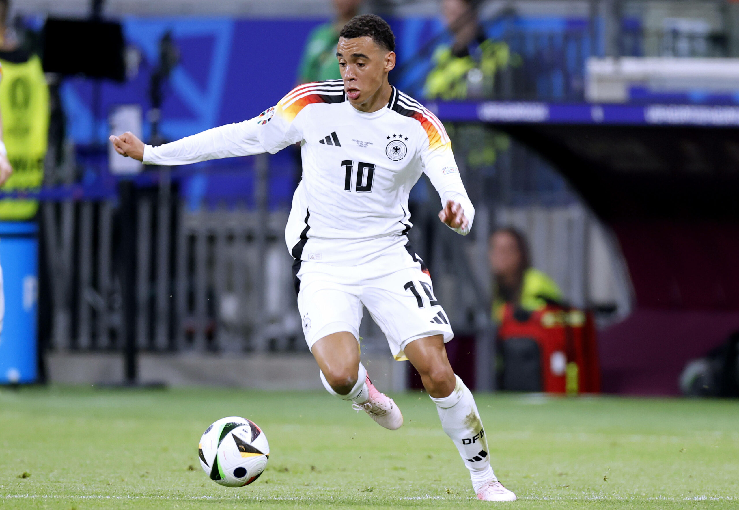 Jamal Musiala im Deutschland Trikot mit dem Ball am Fuß