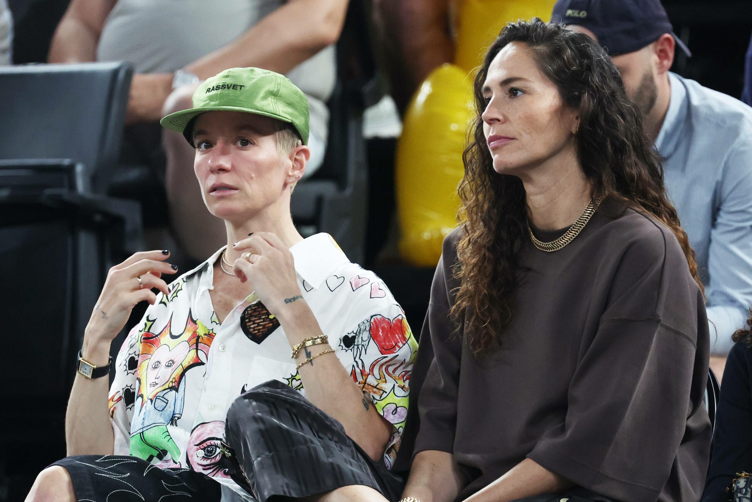 Megan Rapinoe und Sue Bird als Zuschauer bei einem Basketballspiel
