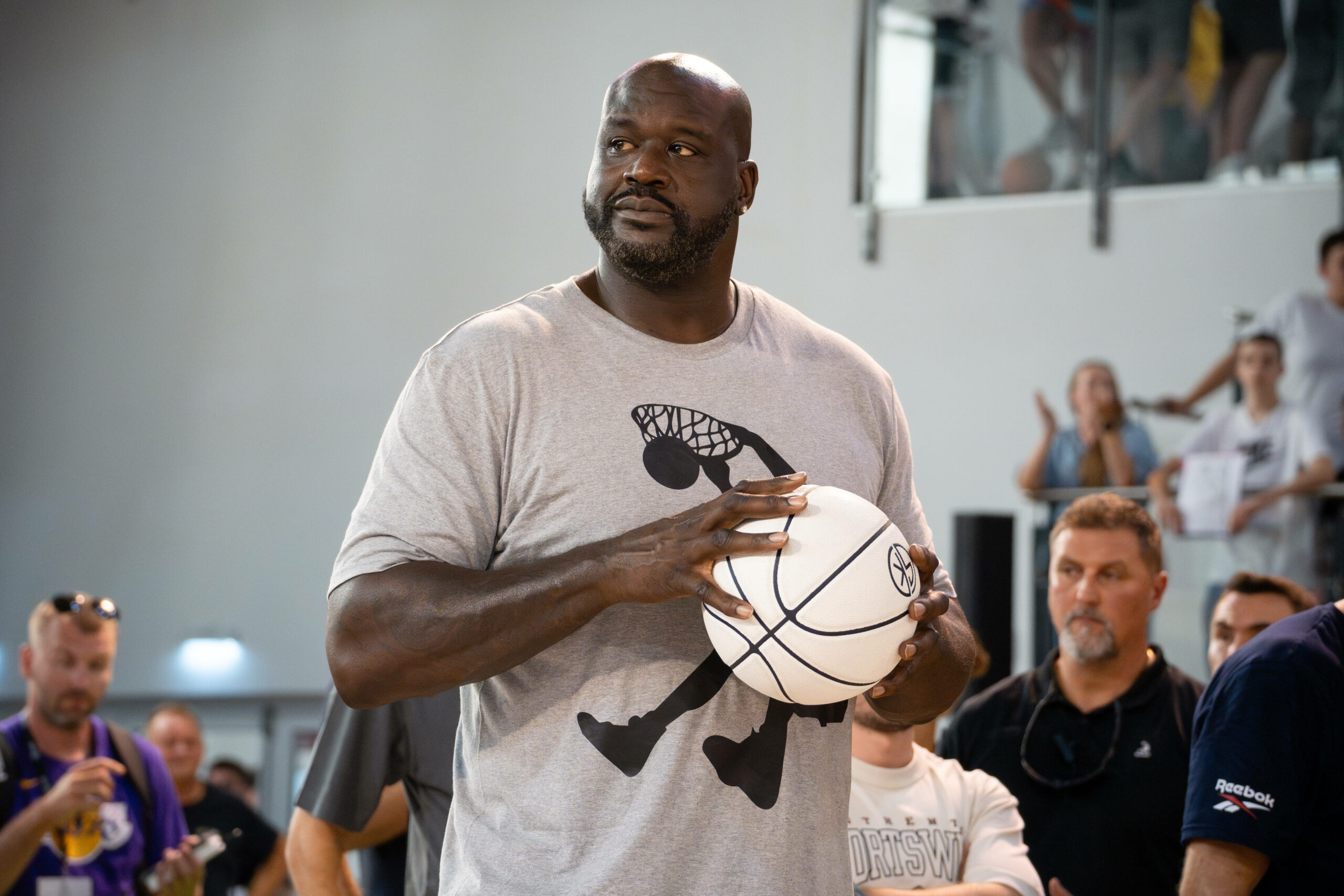 Shaquille O'Neal mit Basketball