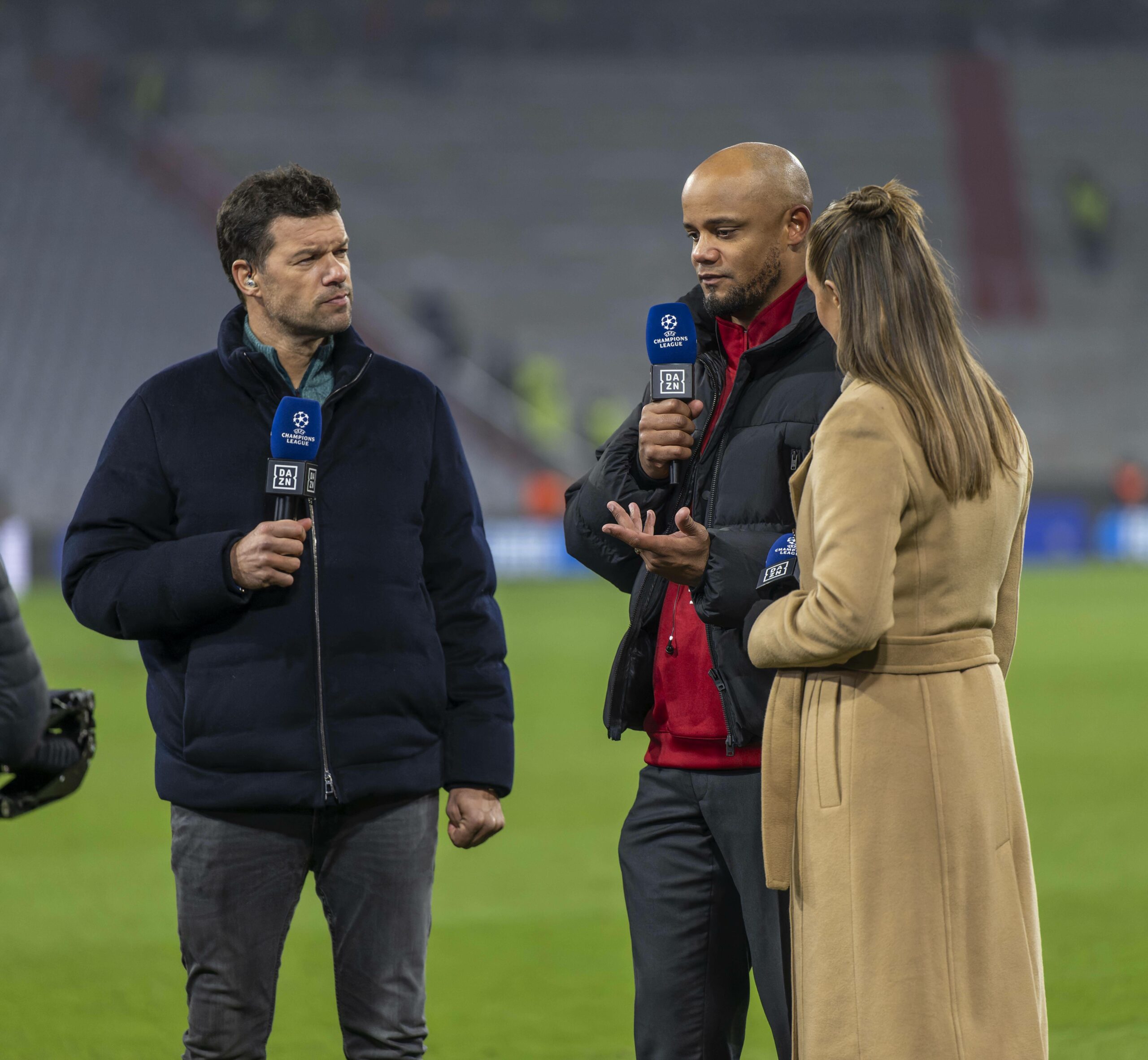 Michael Ballack als Experte im Gespräch mit Vincent Kompany und Laura Wontorra