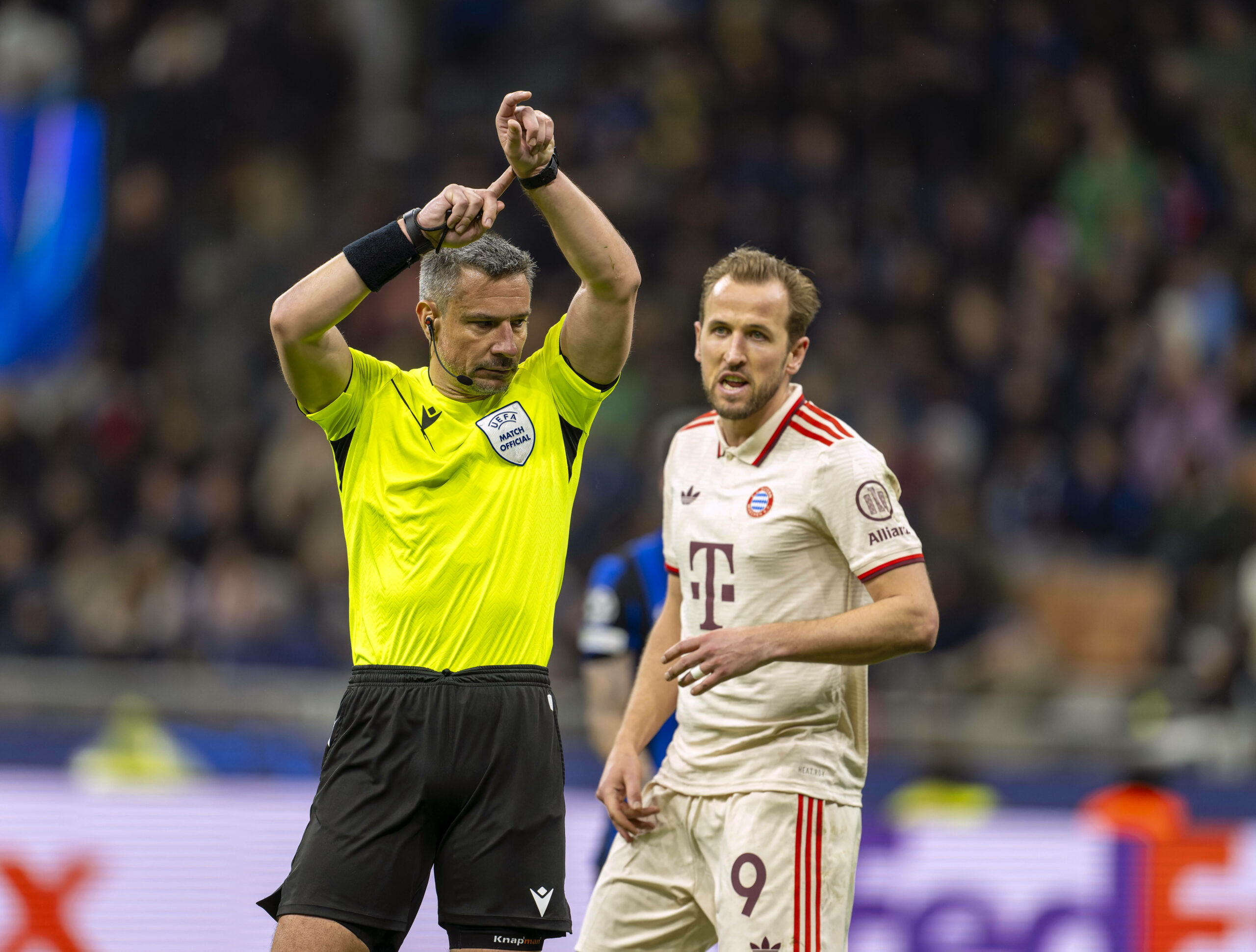 Schidsrichter Slavko Vincic und Harry Kane beim Champions League Spiel 2025