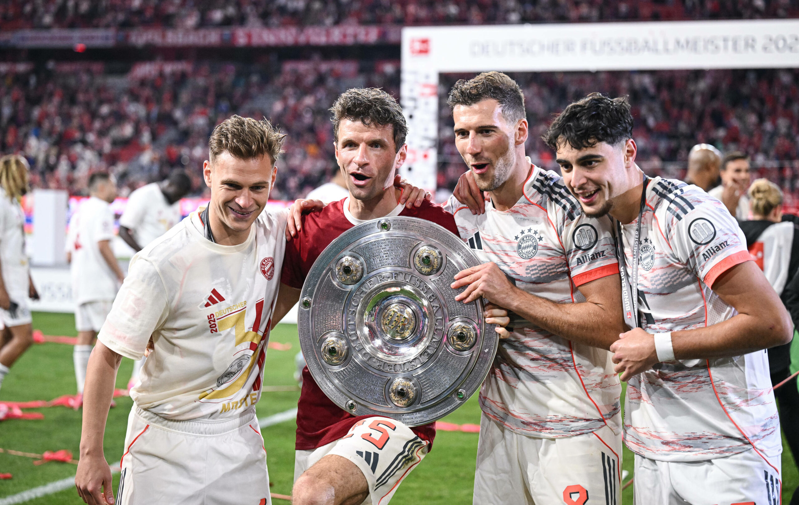 Joshua Kimmich, Thomas Müller, Leon Goretzka und Aleksander Pwavlovic halten die Meisterschale