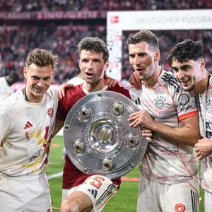 Joshua Kimmich, Thomas Müller, Leon Goretzka und Aleksander Pwavlovic halten die Meisterschale