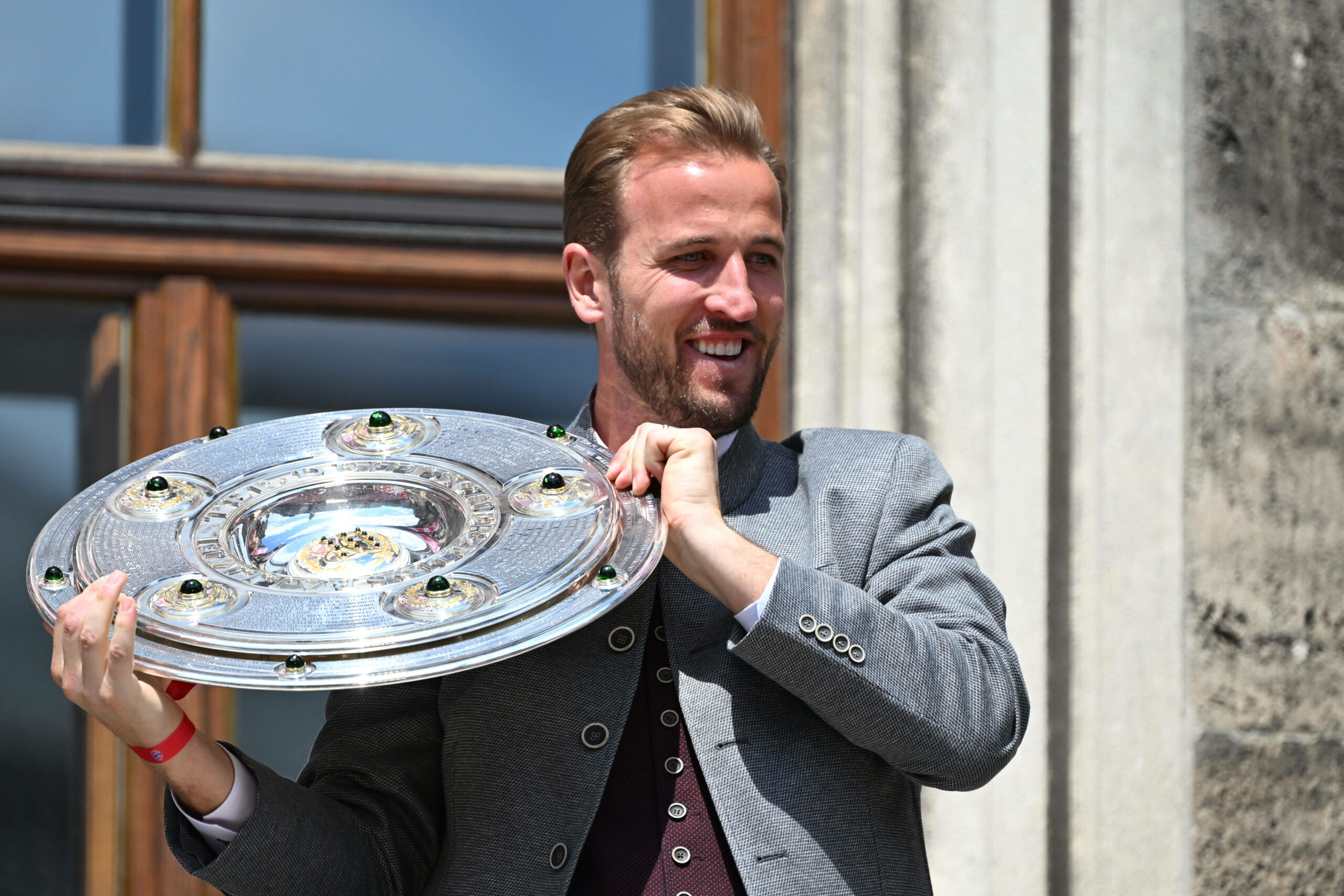 Harry Kane durfte die Meisterschale im vergangenen Mai auf dem Münchener Rathaus-Balkon präsentieren. Nun ist sie gewachsen.