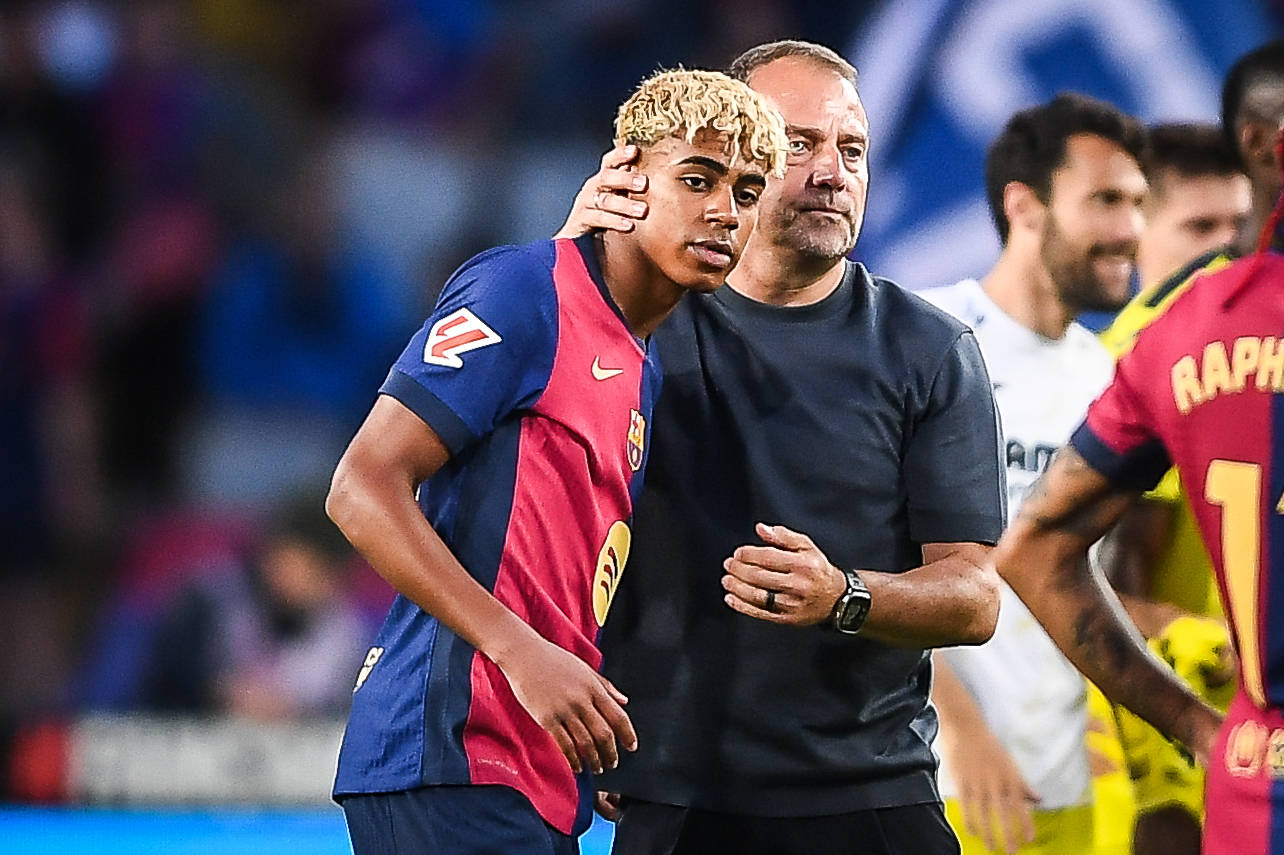 Hansi Flick nimmt Lamine Yamal in den Arm