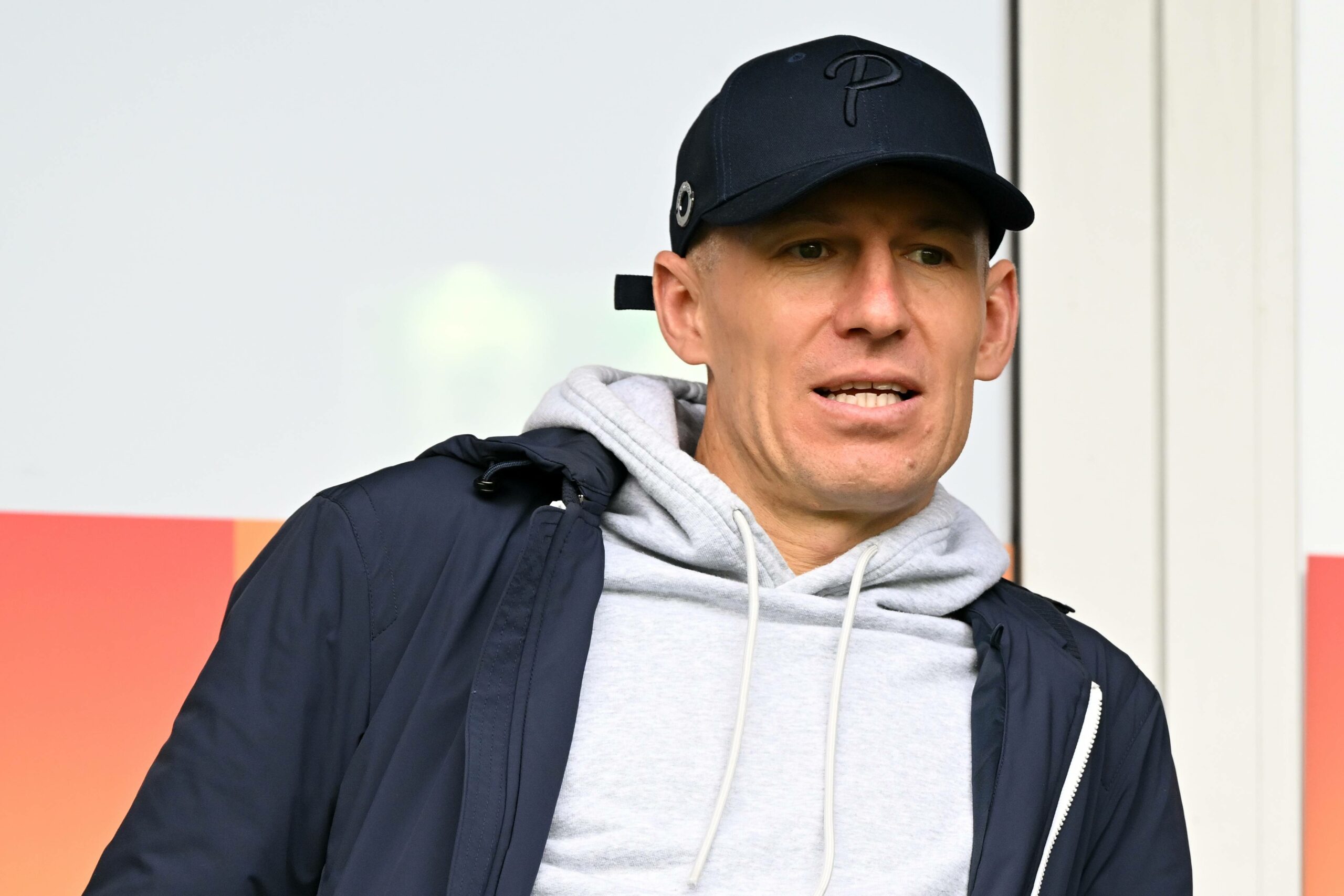 Arjen Robben auf der Tribüne in Groningen mit Basecap und Hoodie