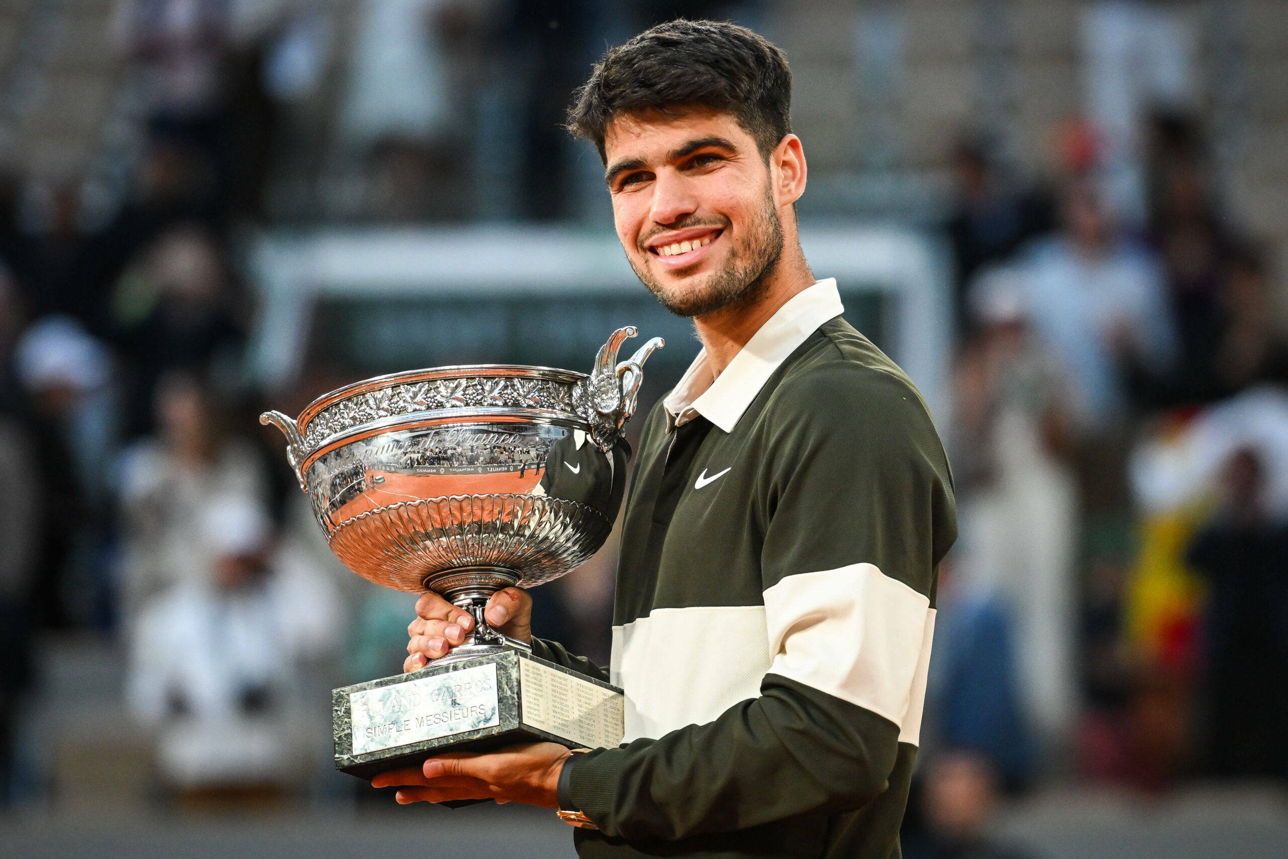 Tennis-Star Carlos Alcaraz mit der Trophäe der French Open 2025