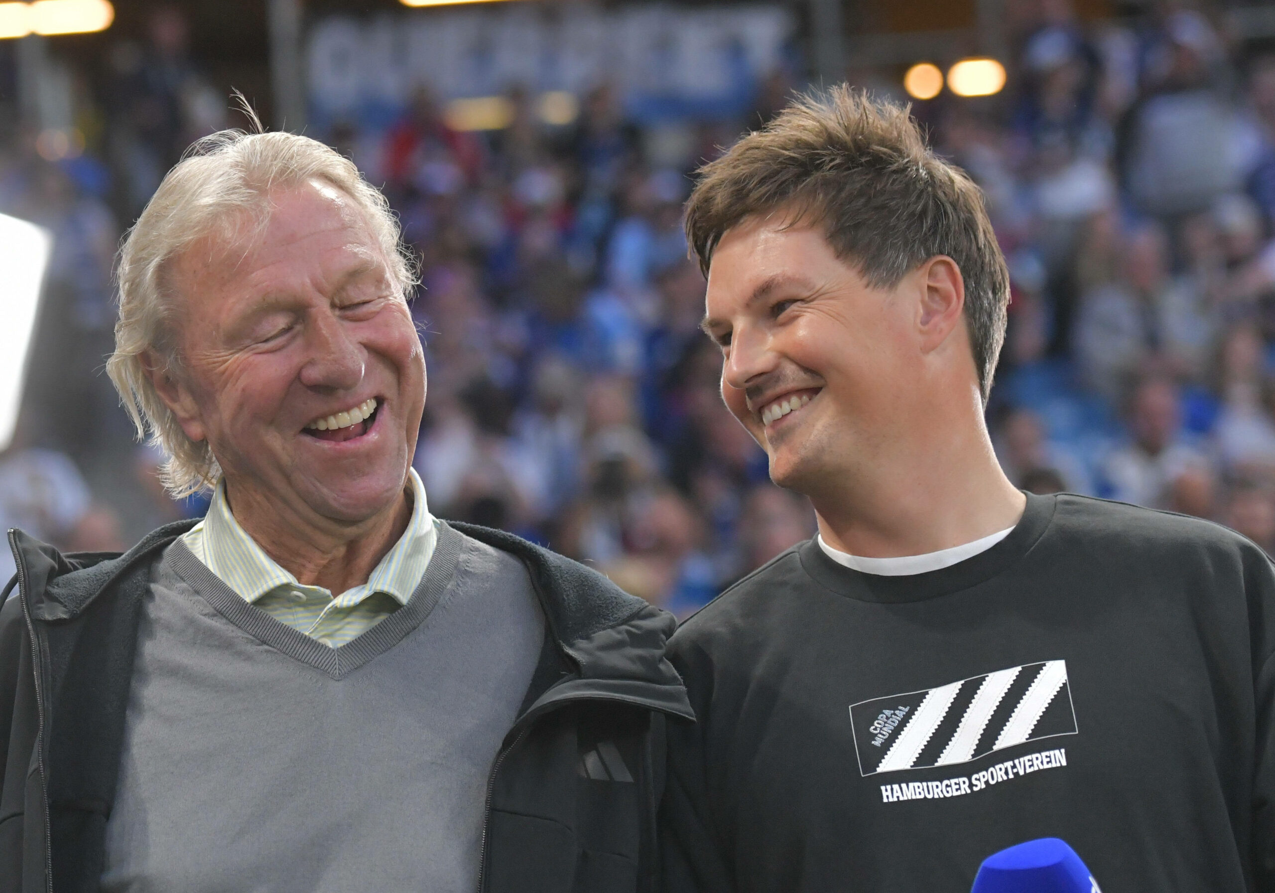 Horst Hrubesch und HSV-Trainer Merlin Polzin lachen zusammen