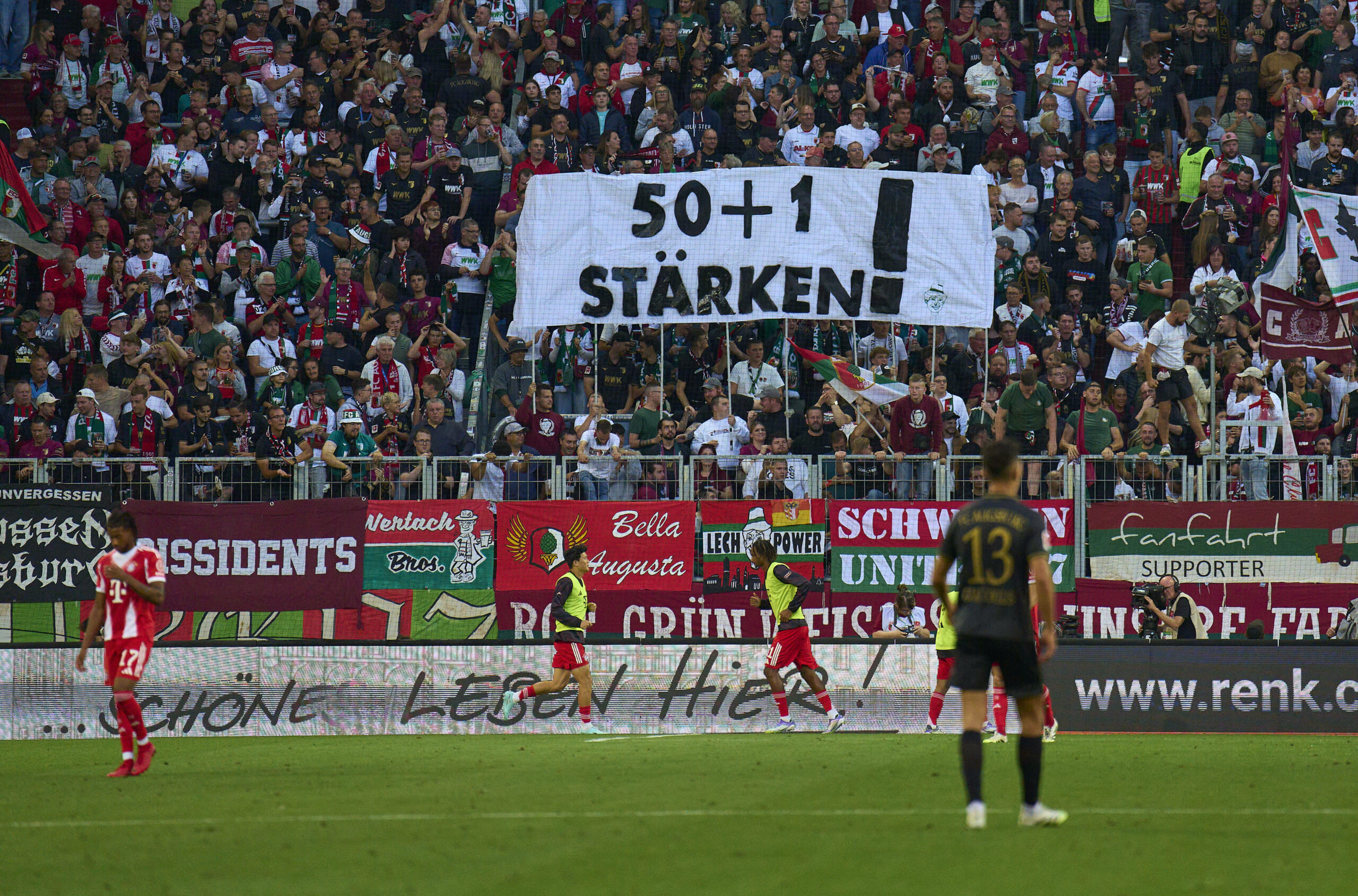 Die Kurve des FC Ausgburg mit einem 50+1 Banner