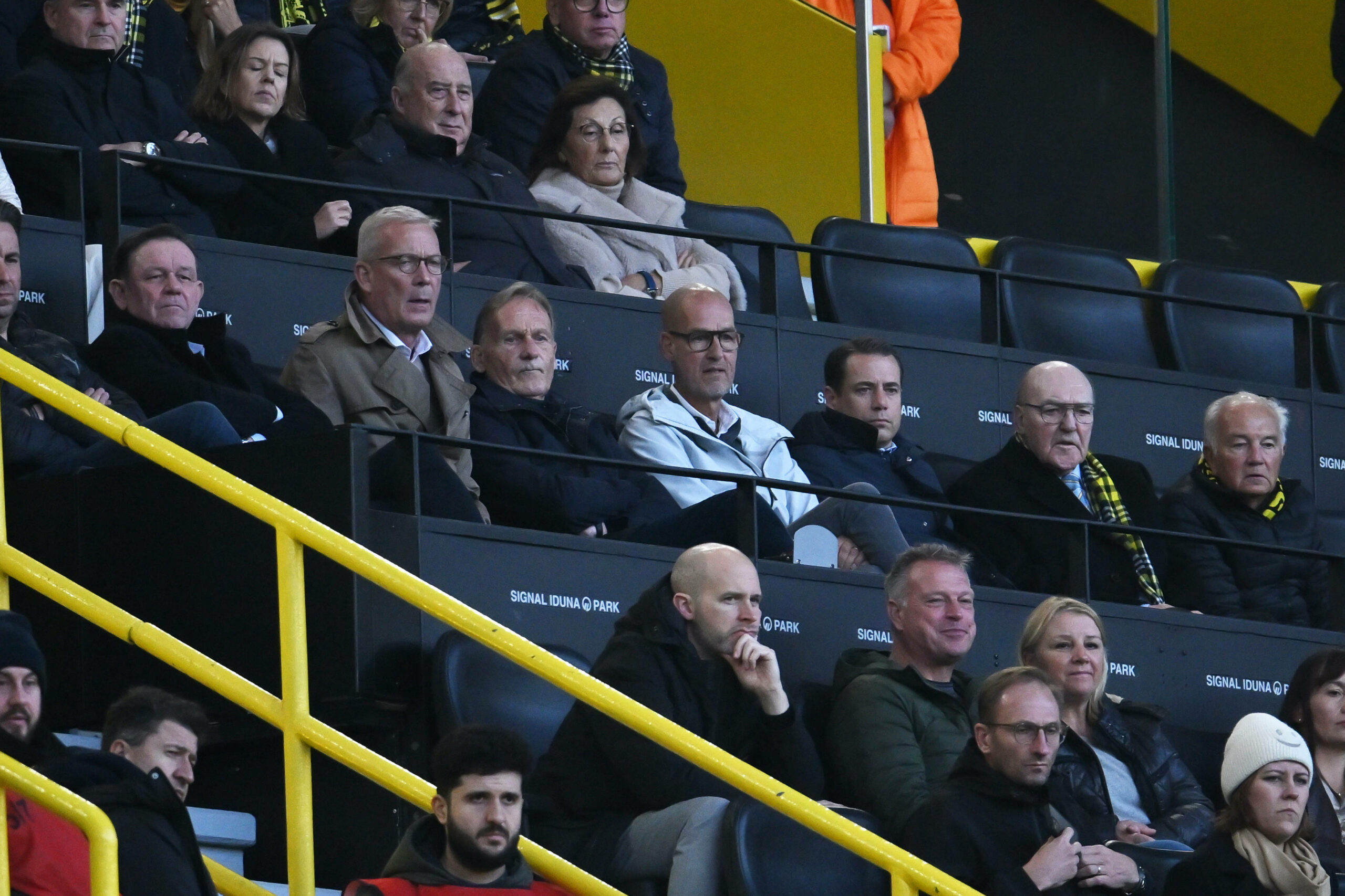 Hans-Joachim, Lars Ricken und Carsten Cramer sitzen auf der BVB-Tribüne