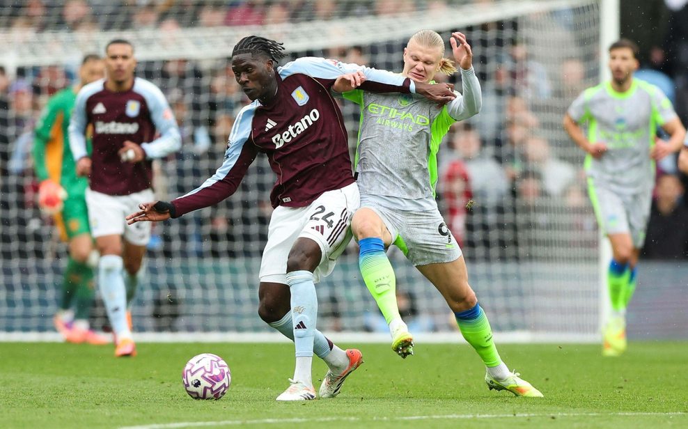 Amadou Onana von Aston Villa im Zweikampf mit Erling Haaland von Manchester City