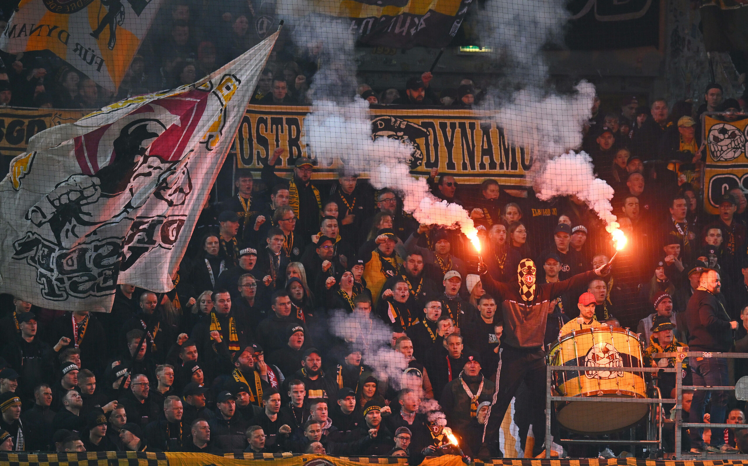 Feuer, Pyrotechnik, Pyro, Fackeln, im Dresdner K-Block