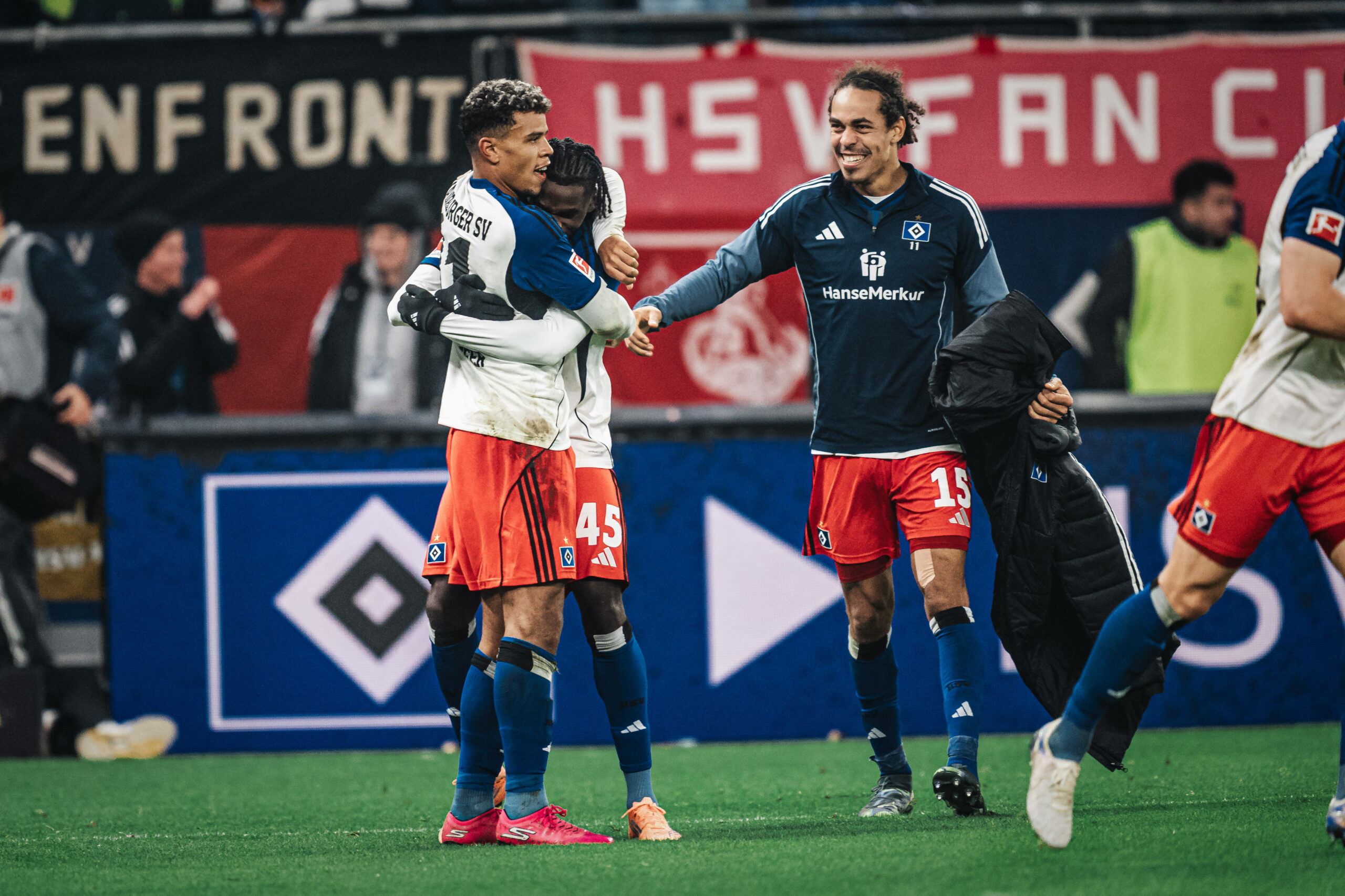 Fabio Baldé wird von Ransford Königsdörffer geherzt. Yussuf Poulsen kommt dazu.