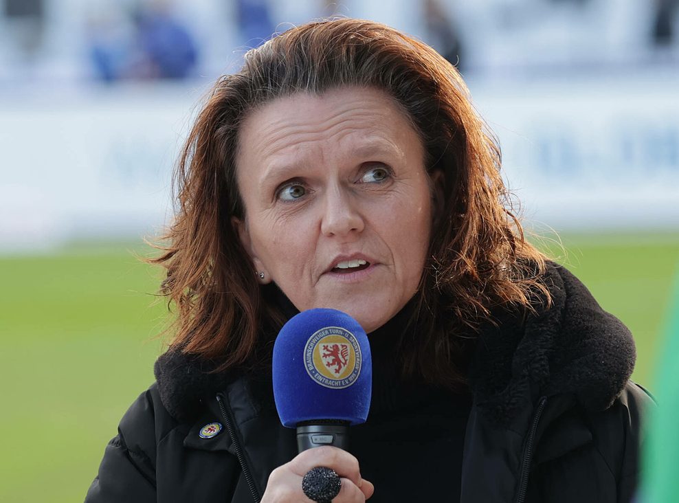 Nicole Kumpis mit einem Eintracht Braunschweig Mikrofon