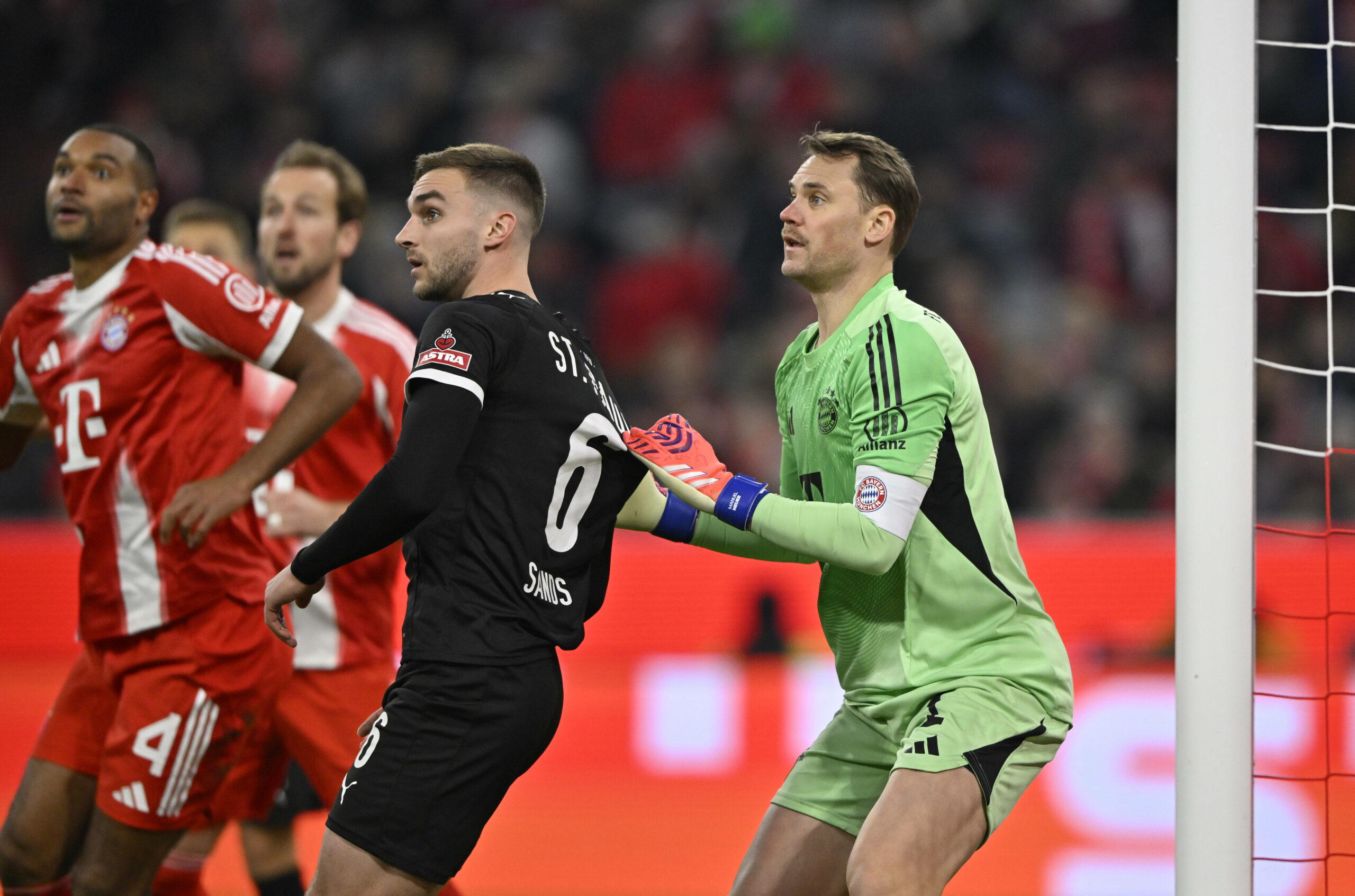 Manuel Neuer zieht James Sands am Trikot.