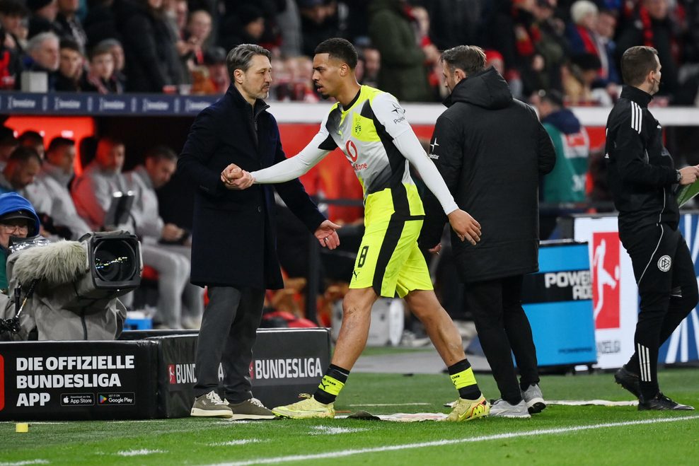 Niko Kovac und Felix Nmecha klatschen sich ab.