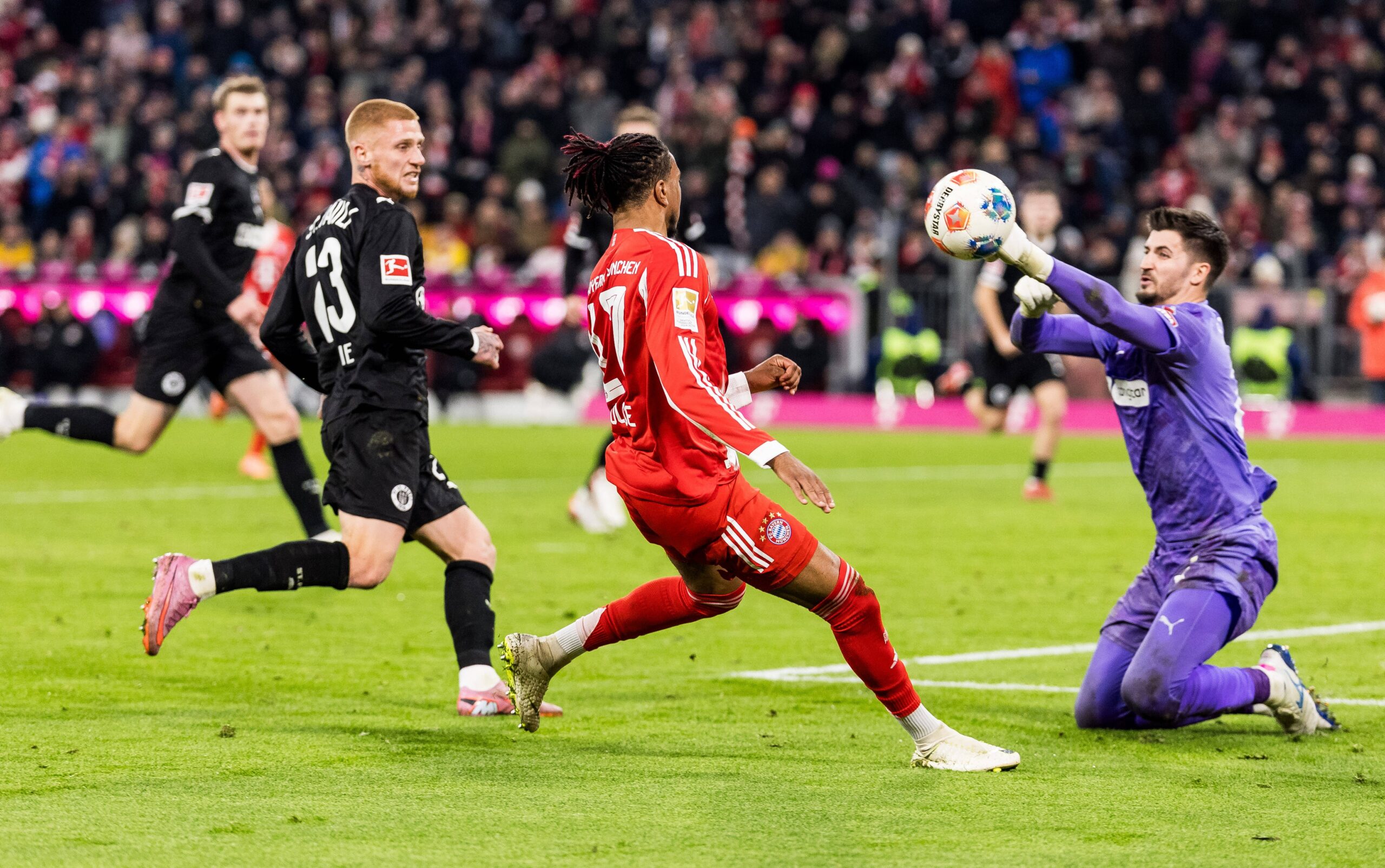 Nikola Vasilj hält gegen Bayerns Olise