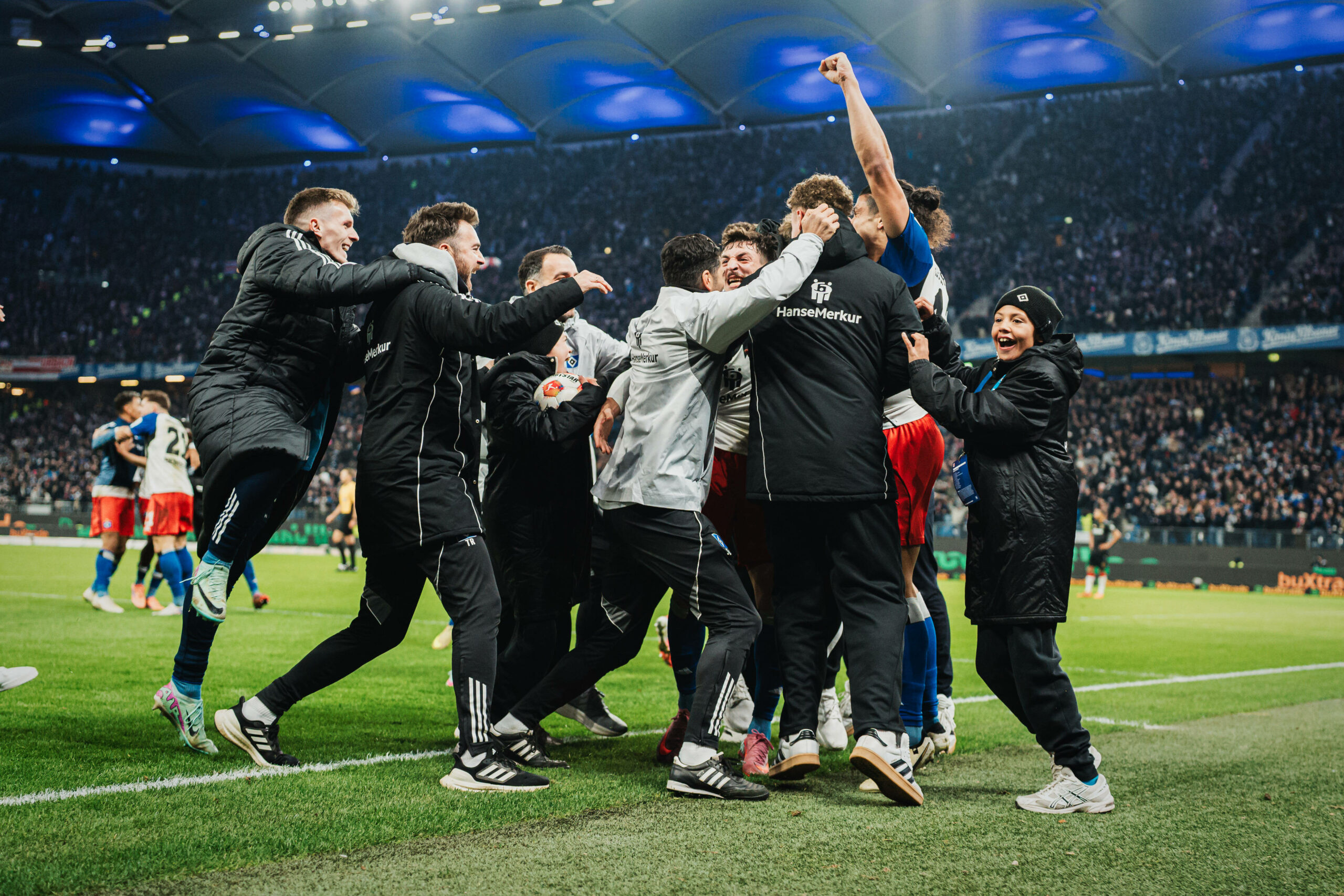 Die HSV-Profis und alle Betreuer freuen sich über das Siegtor gegen Stuttgart.