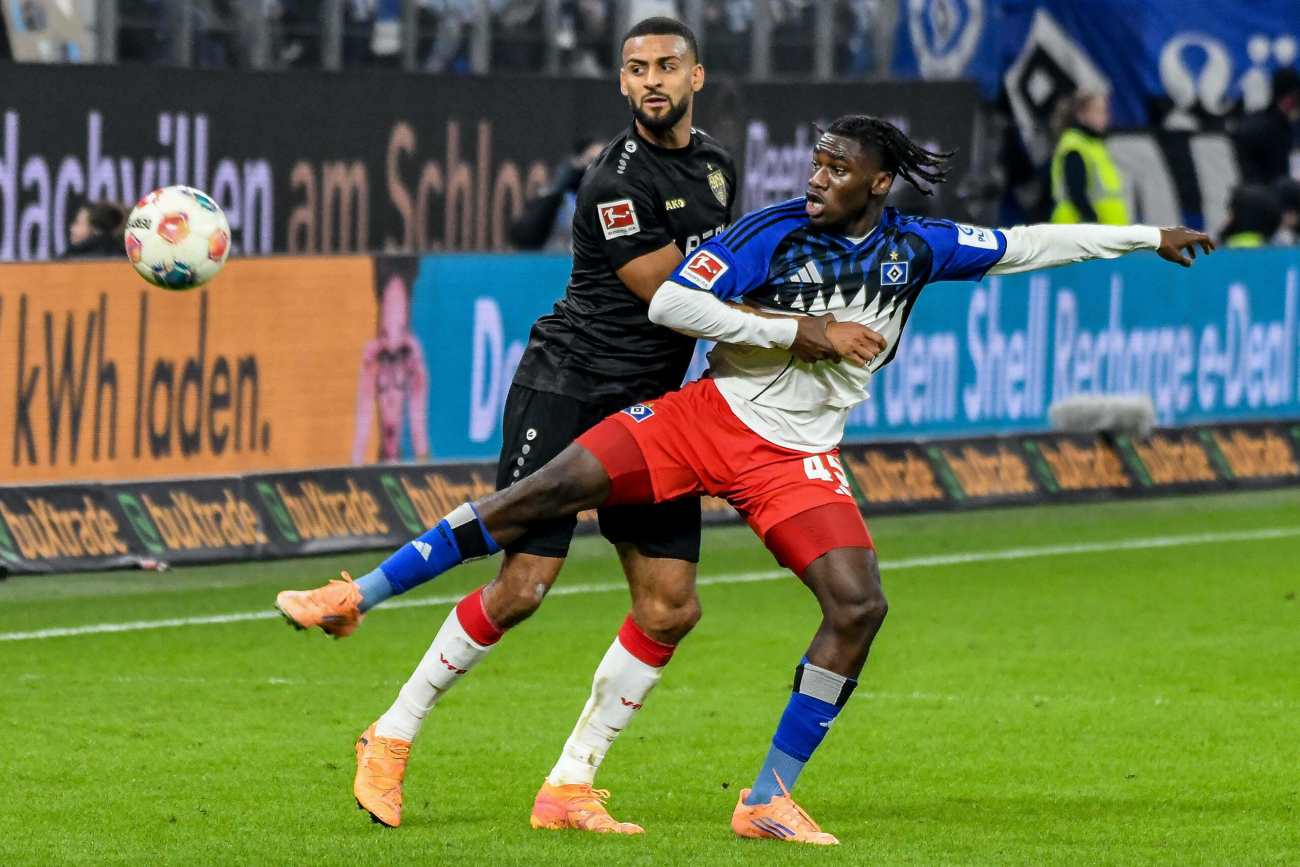 Josha Vagnoman im Duell mit Fabio Baldé