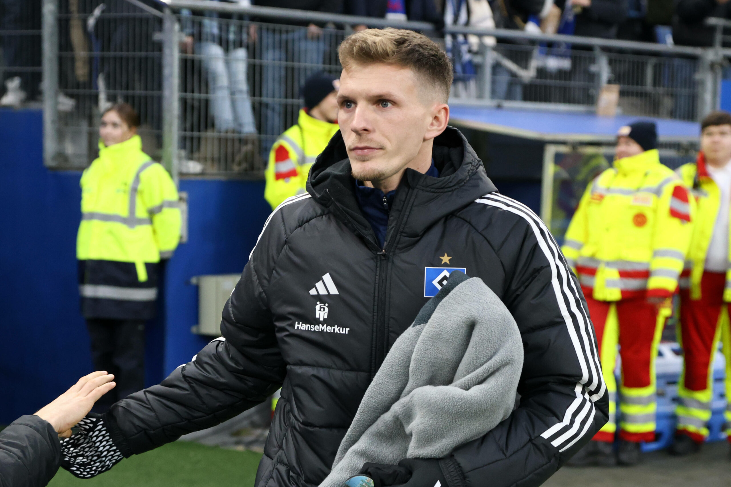 Emir Sahiti wandert vor einem Spiel des HSV in Richtung Ersatzbank.