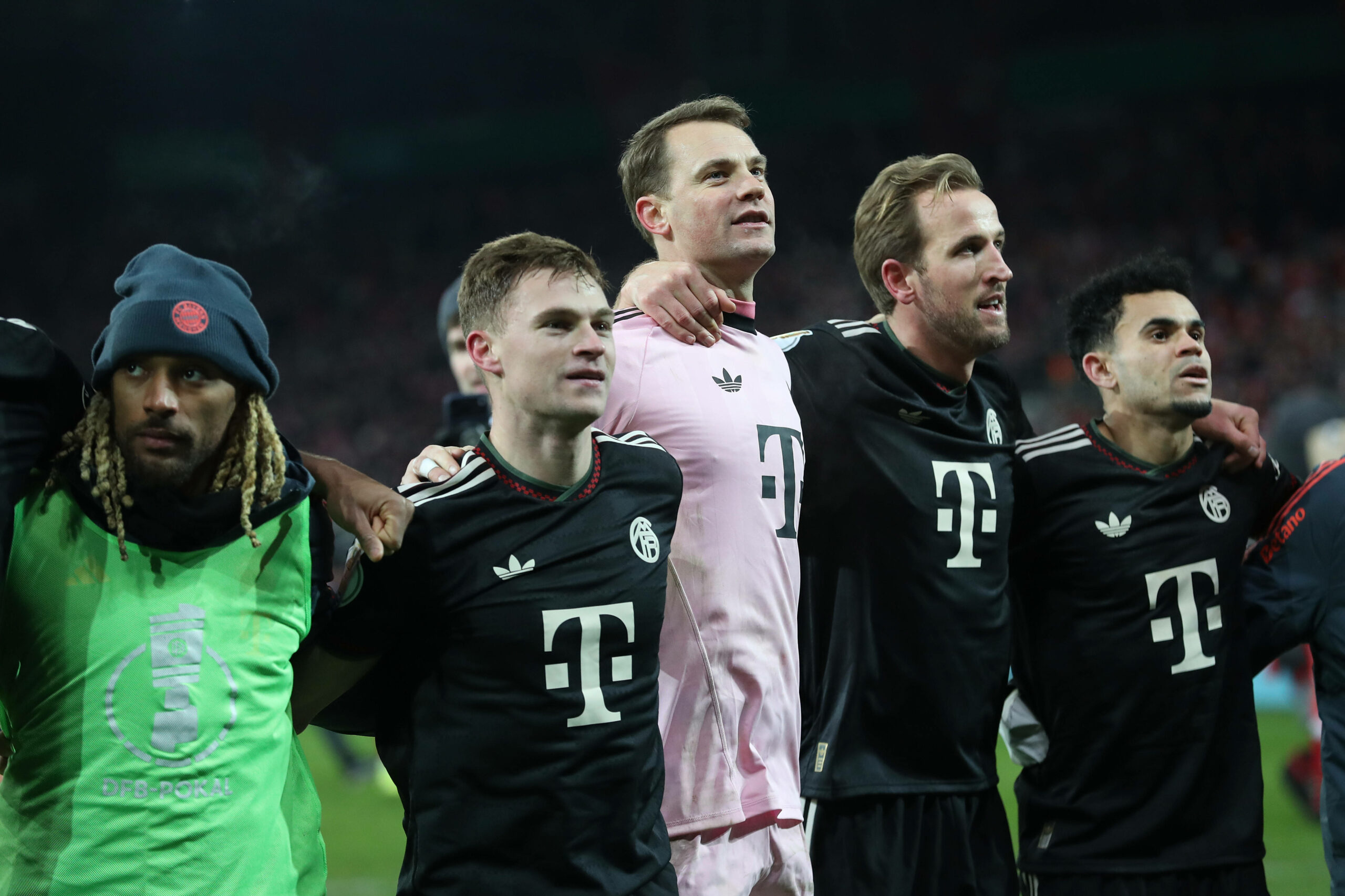 Manuel Neuer, Joshua Kimmisch und Harry Kane jubeln zusammen.