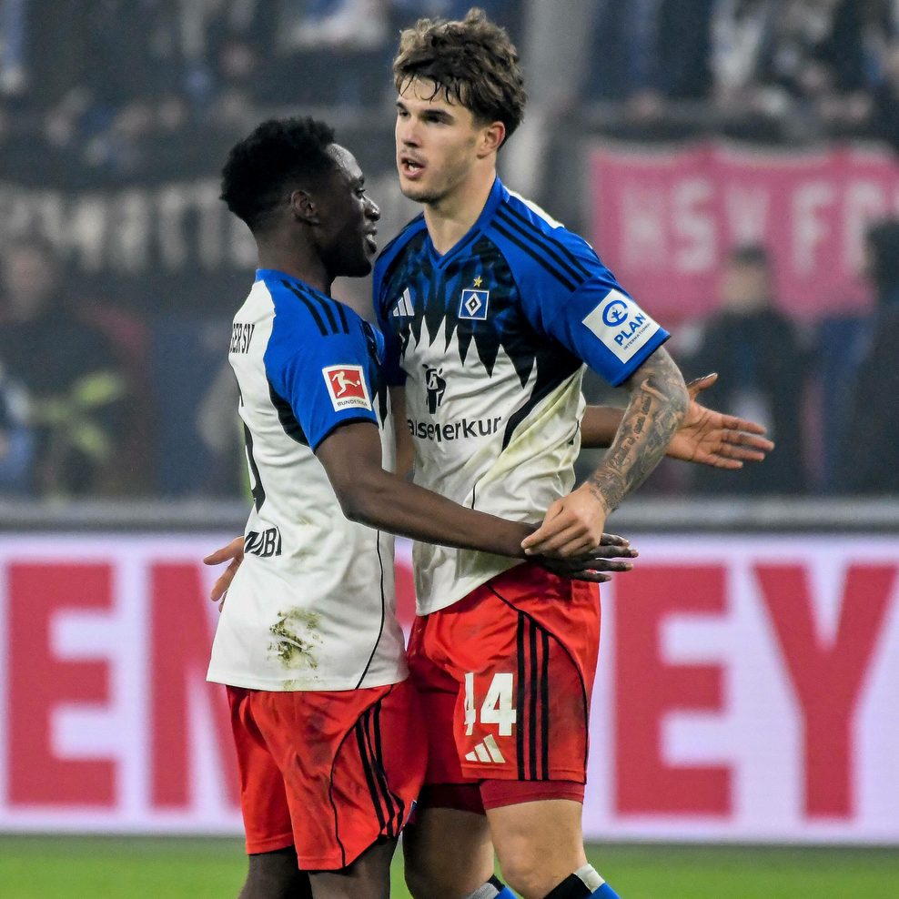 Die HSV-Profis Albert Sambi Lokonga (l.) und Luka Vuskovic bejubeln ein Tor ihrer Mannschaft.