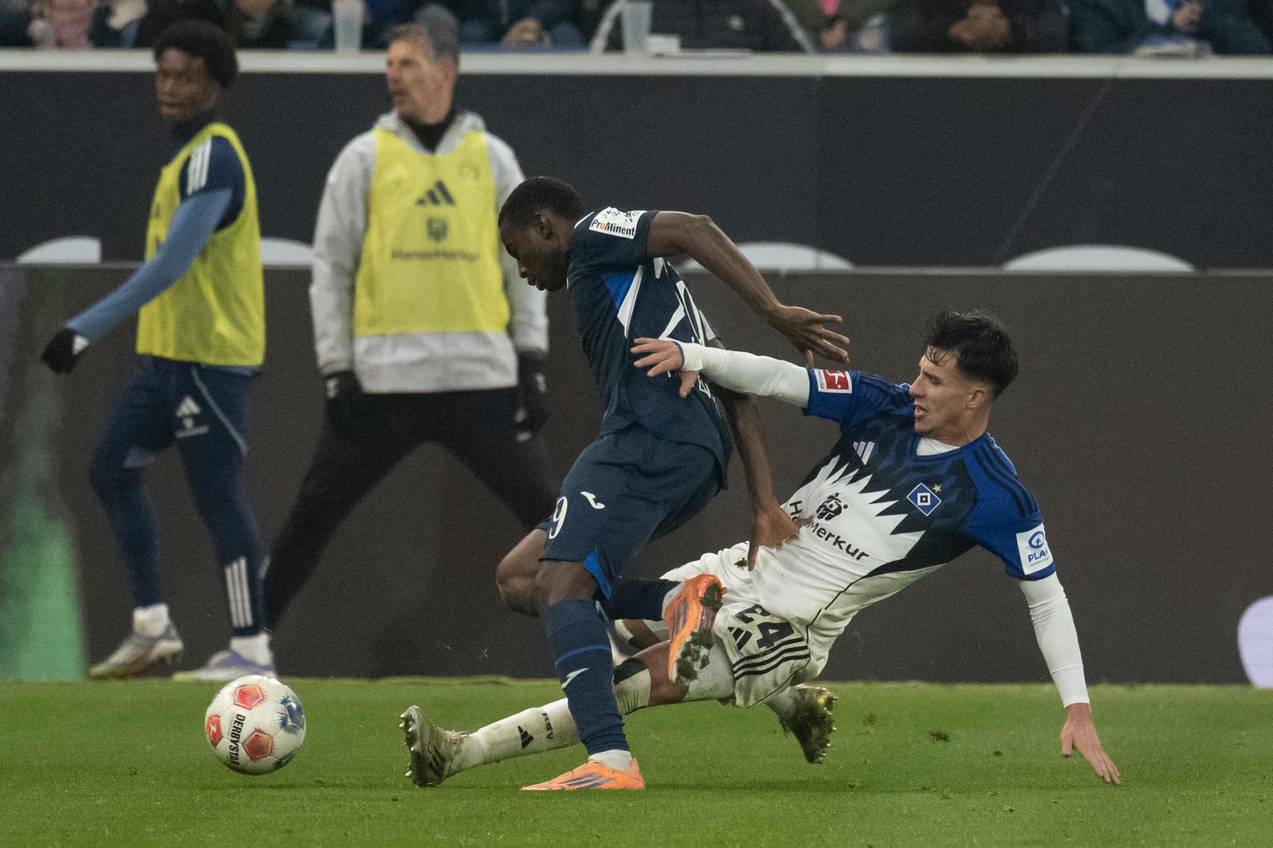 Nicolás Capaldo versucht Hoffenheims Bazoumana Toure mit einer Grätsche zu stoppen.