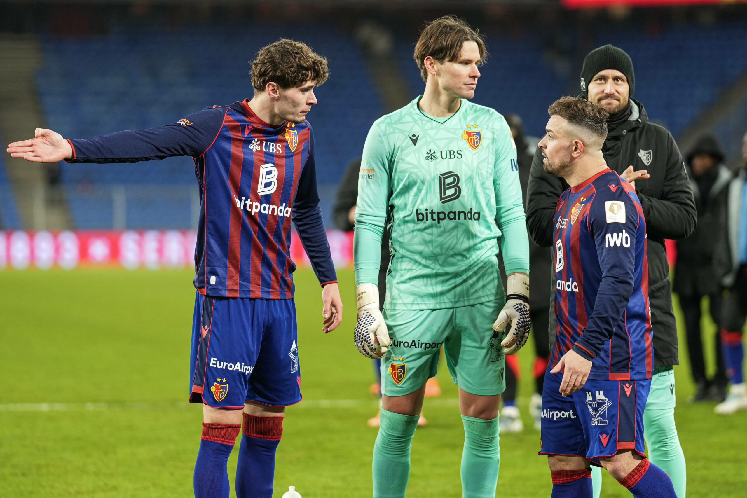 3 Spieler des FC Basel diskutieren nach einer Pleite