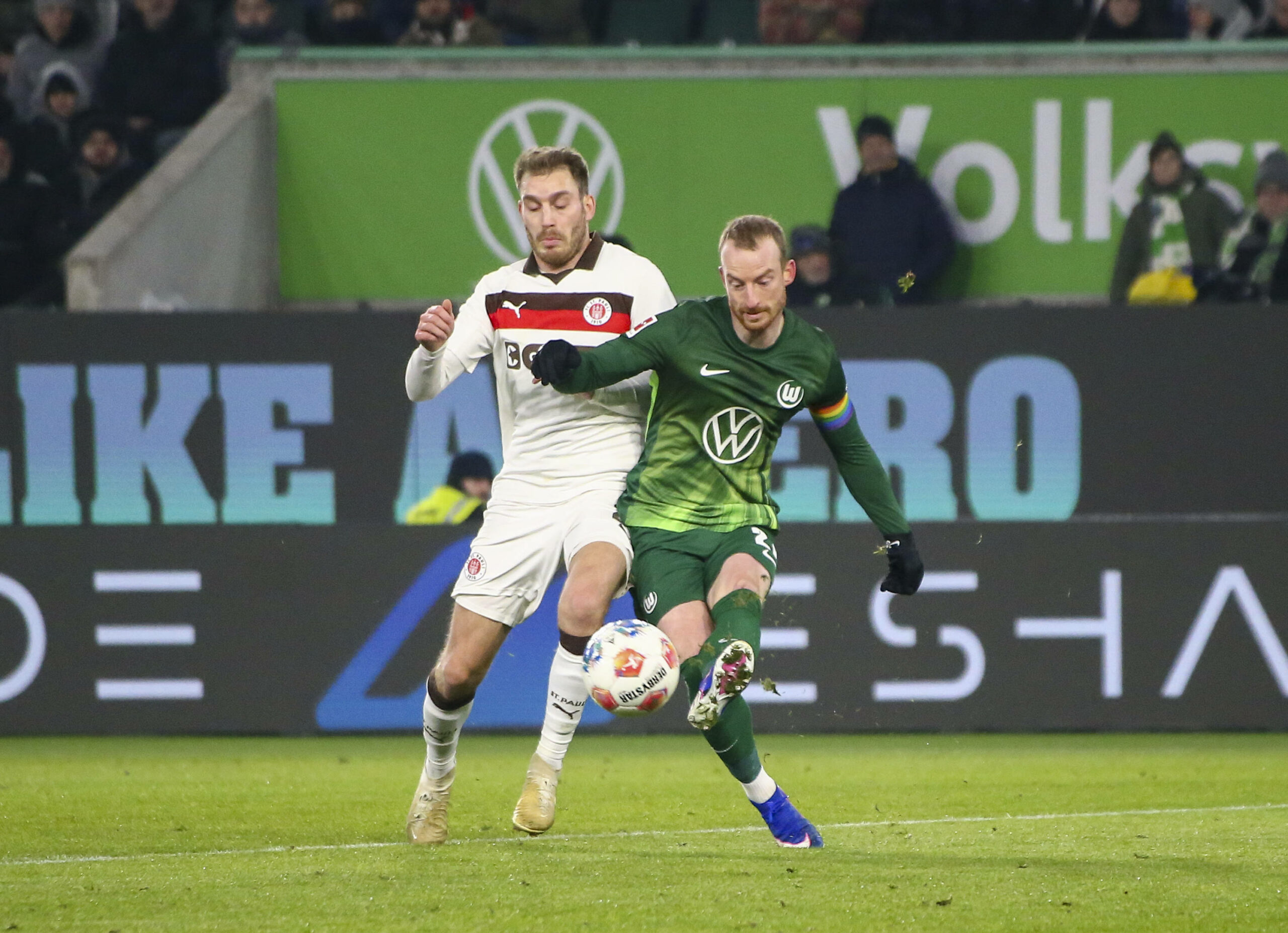 Maximilian Arnold spielt im Duell mit Lars Ritzka einen Pass