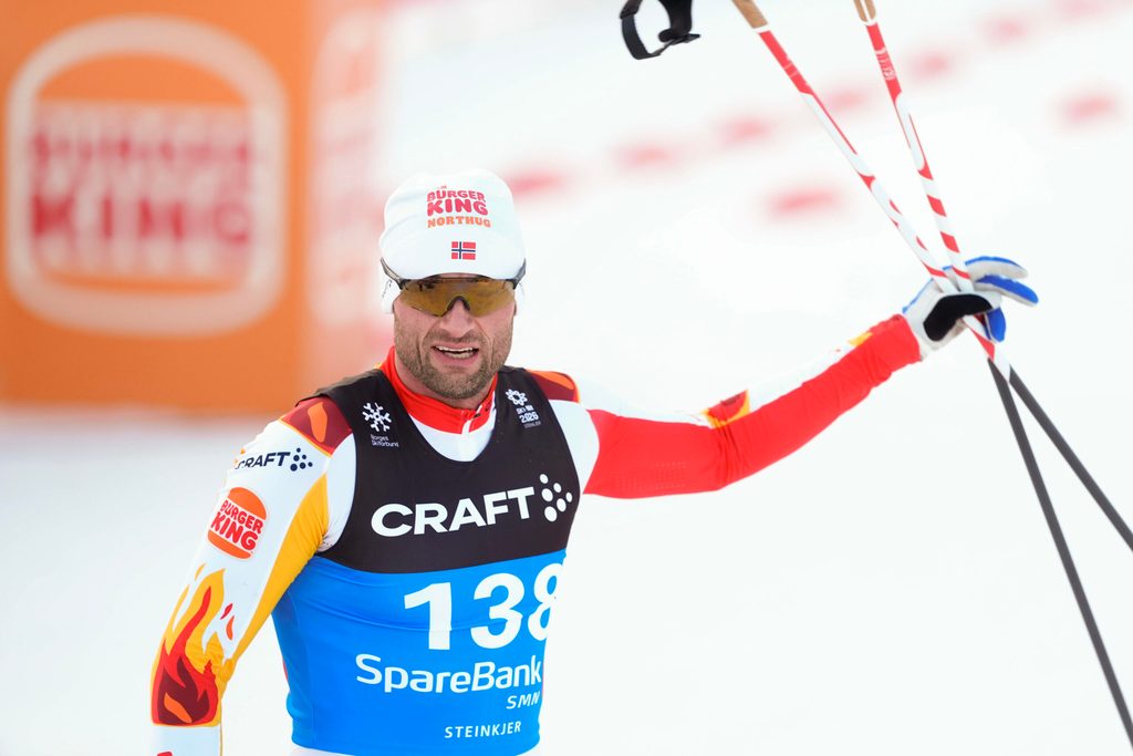 Petter Northug mit seinen Skistöcken in der Hand