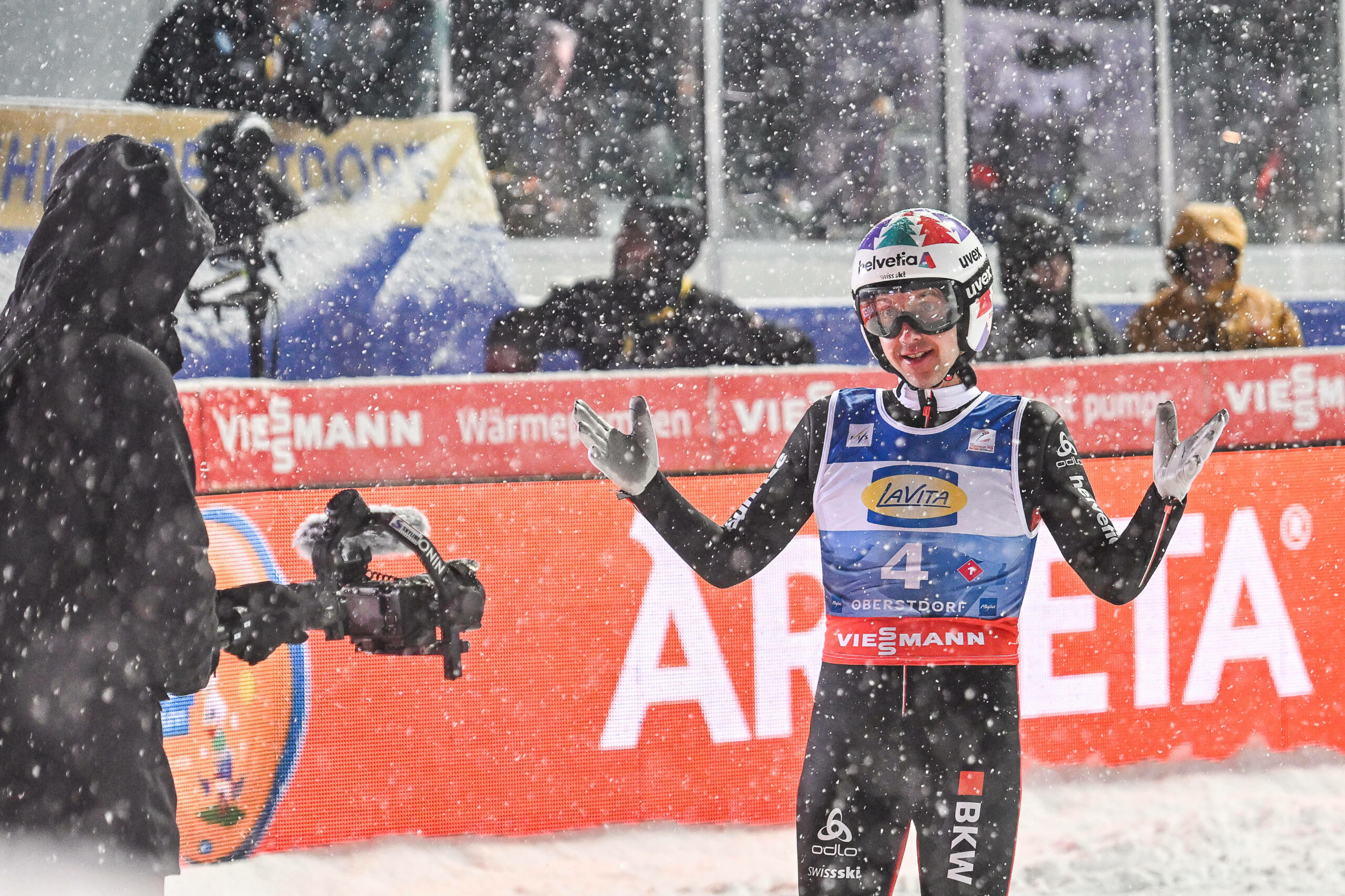 Simon Ammann nach seinem Sprung im Schneegestöber
