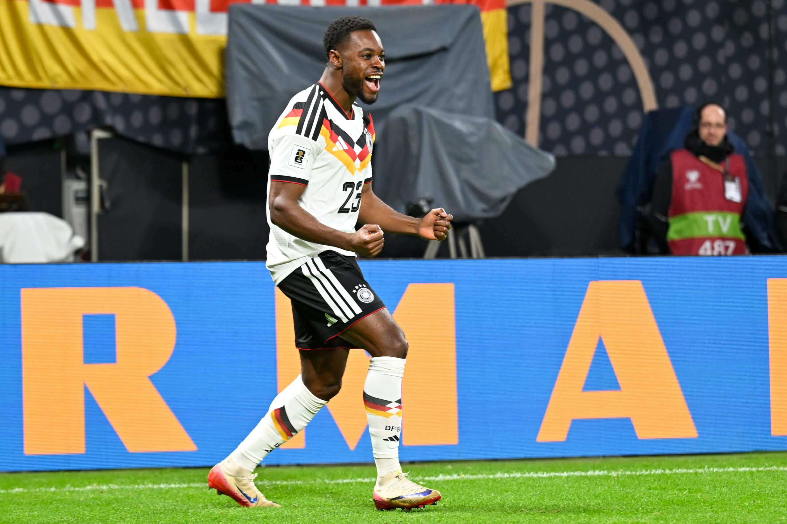 Ridle Baku jubelt im DFB-Trikot